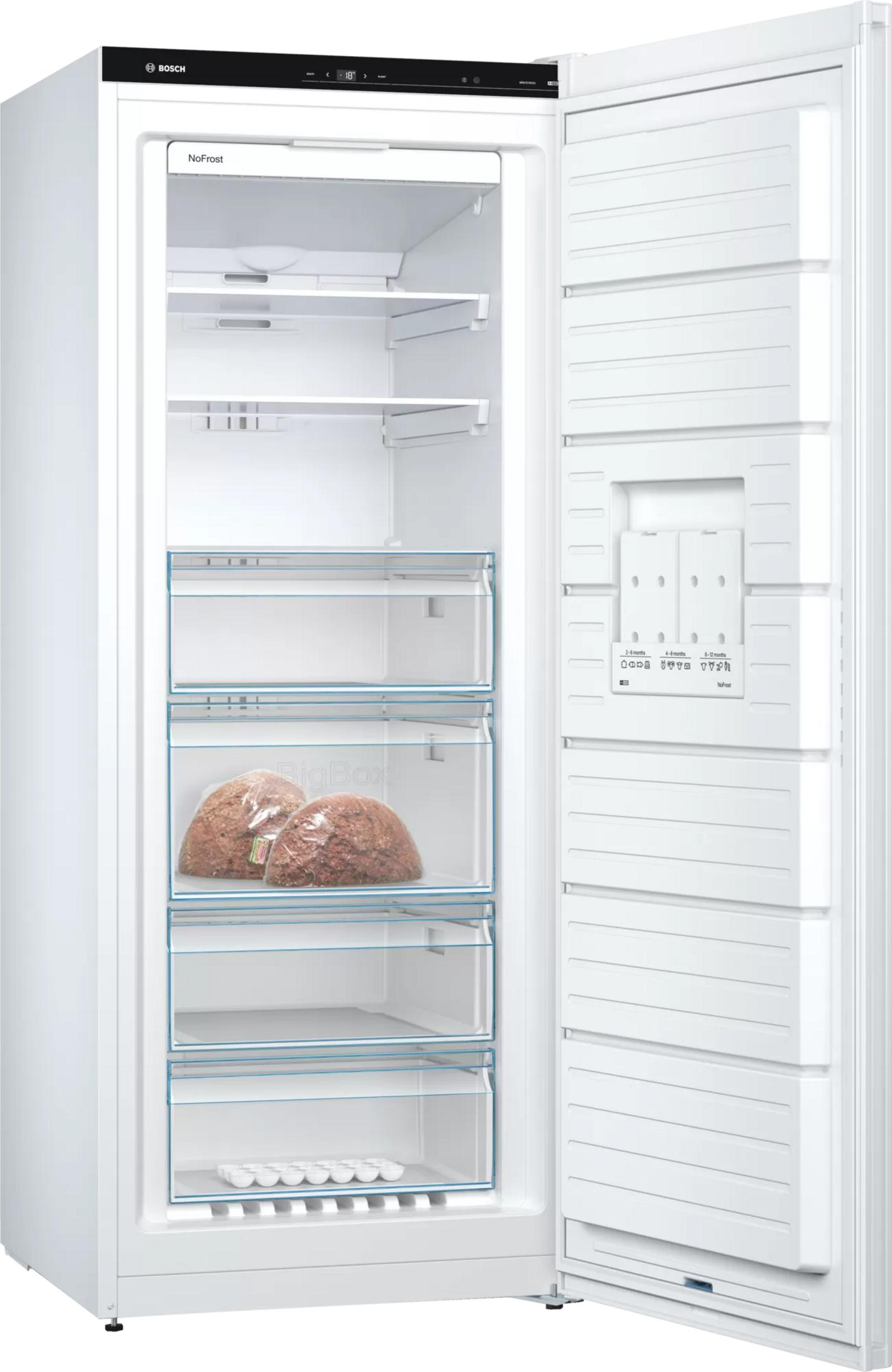 Ein weier Bosch-Gefrierschrank mit offener Tr, zeigt transparente Schubladen mit Lebensmitteln.