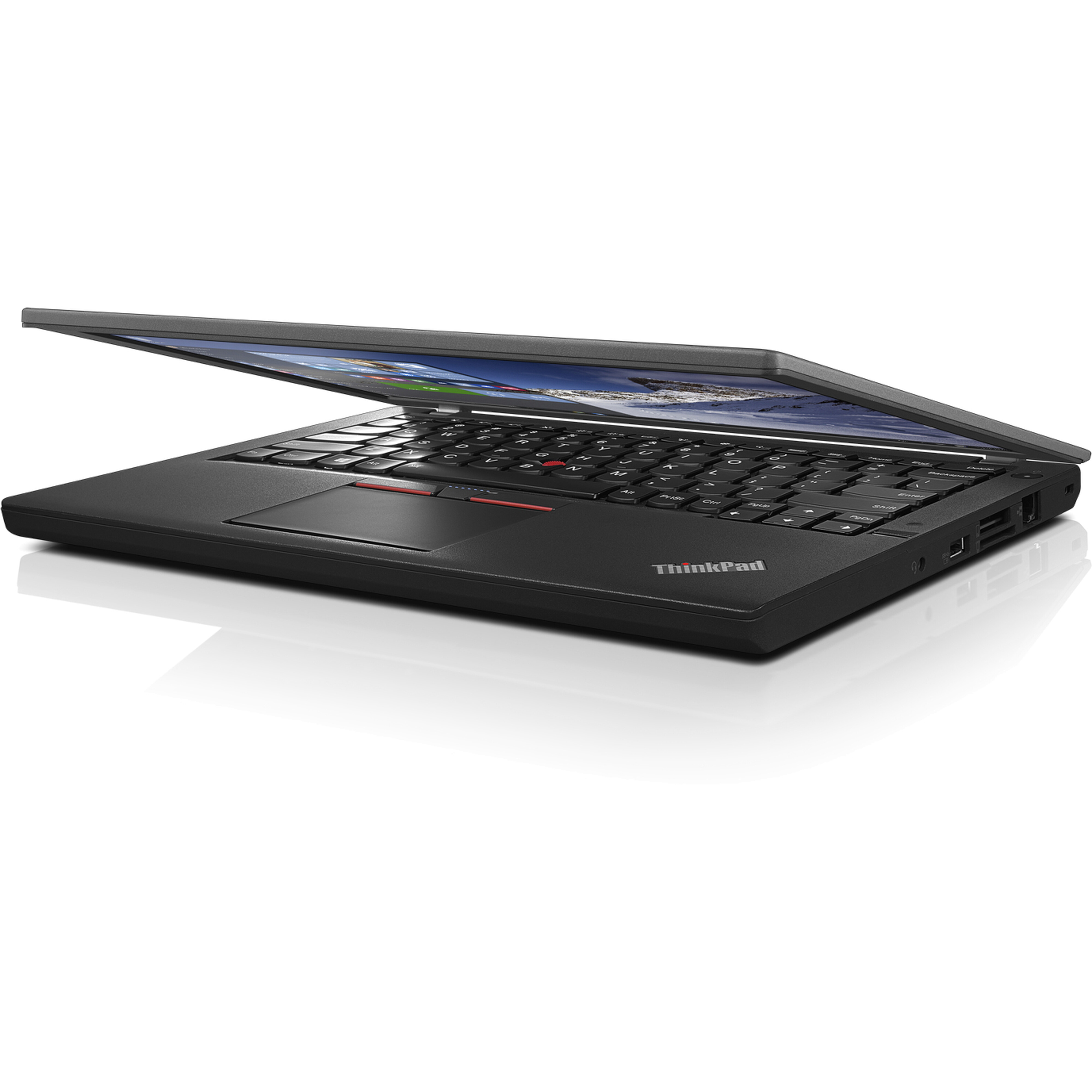 Ein schwarzer Lenovo ThinkPad Laptop ist geöffnet, auf weißem Hintergrund.