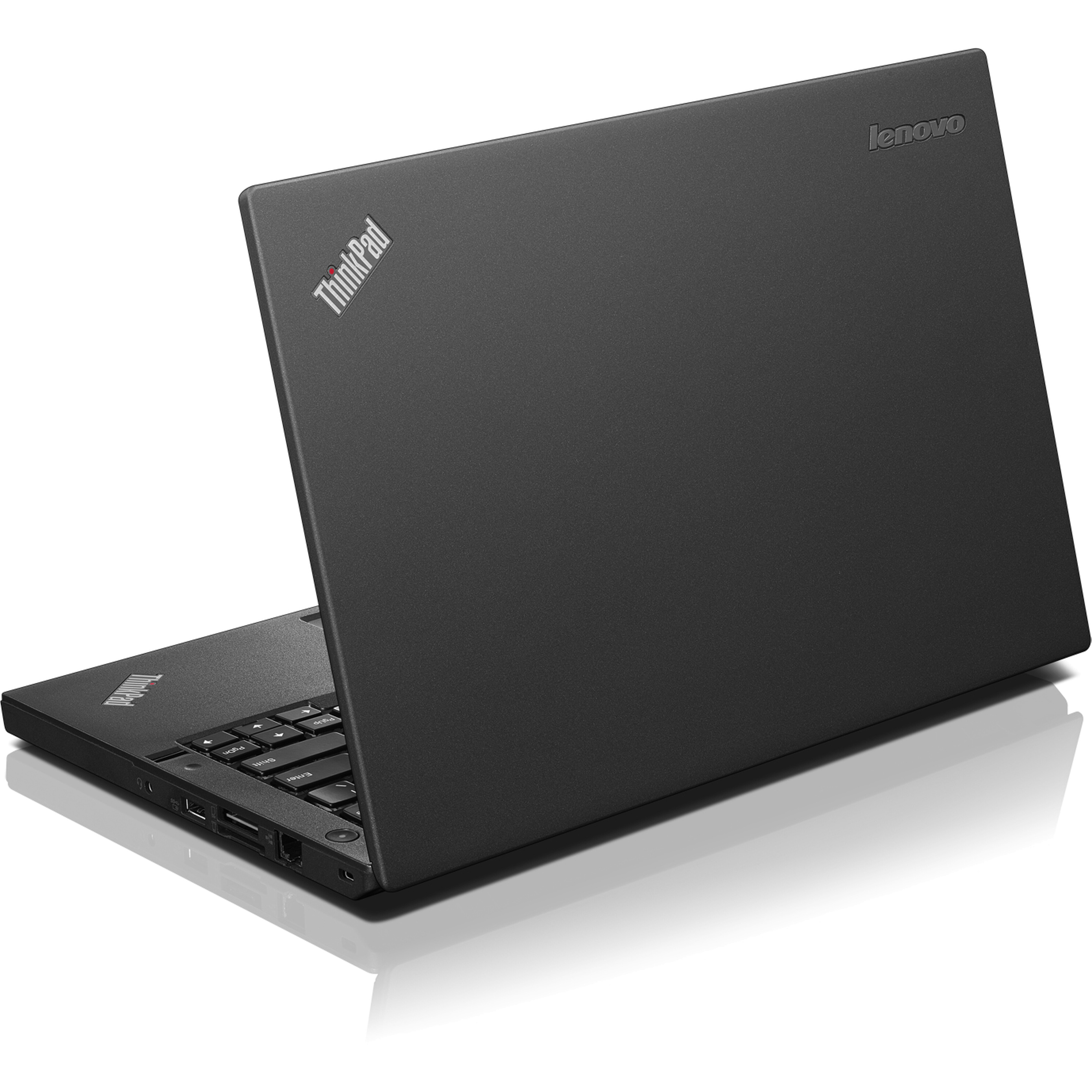 Schwarzer Lenovo ThinkPad Laptop mit Tastatur und Anschlüssen, auf weißem Hintergrund.