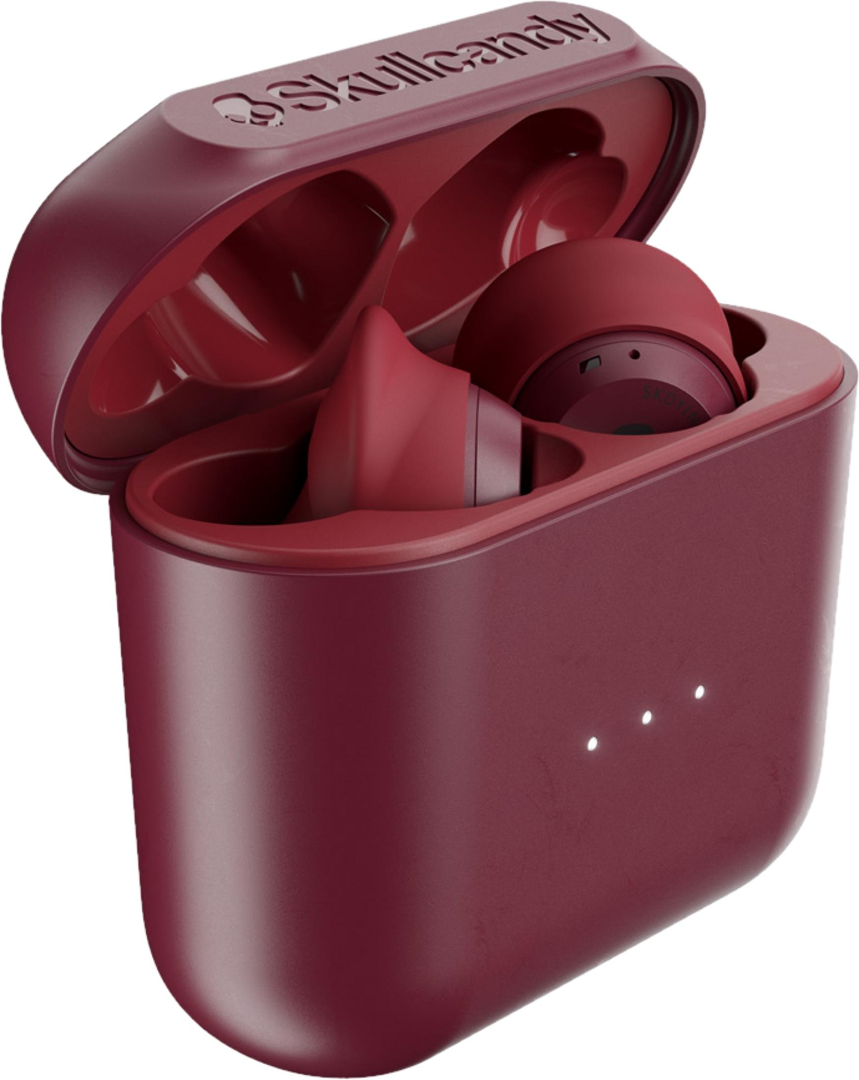 Rote Skullcandy Kopfhörer im geöffneten Ladecase mit drei weißen Ladeanzeigen.