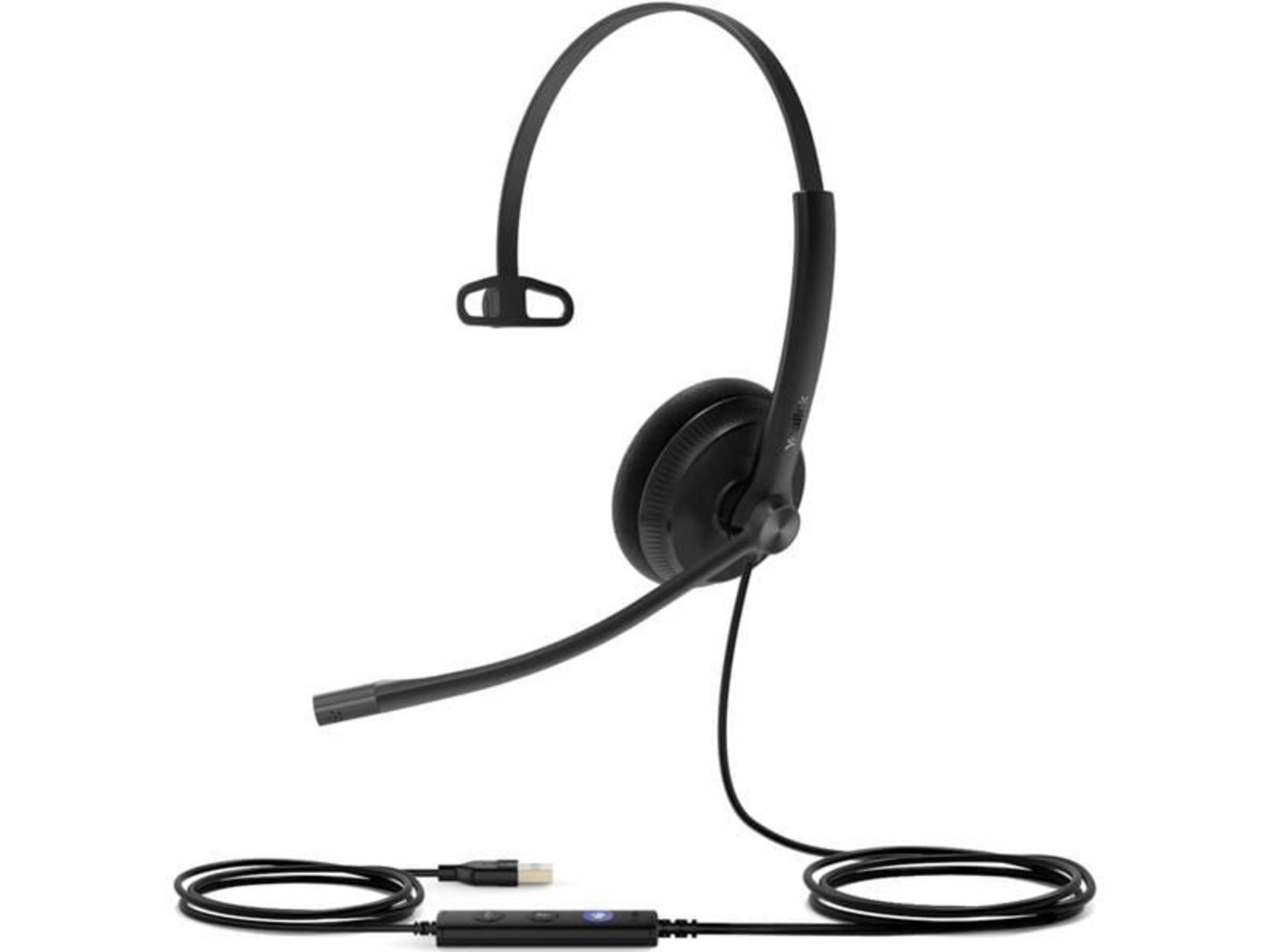 Un auricular negro con micrófono, conector USB y controles en línea sobre fondo blanco.