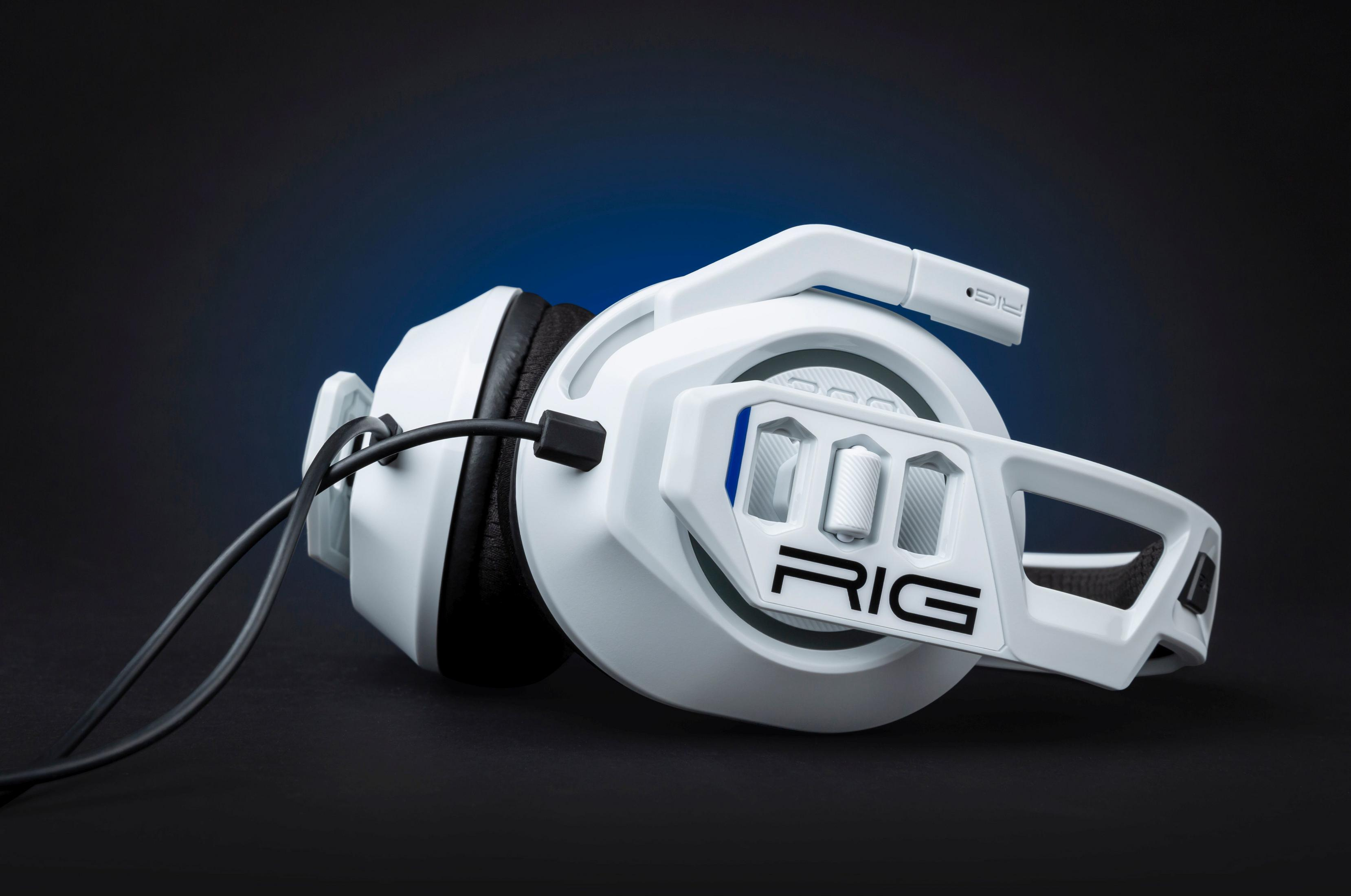Białe słuchawki RIG z czarnymi nausznikami i kablem na ciemnym tle.