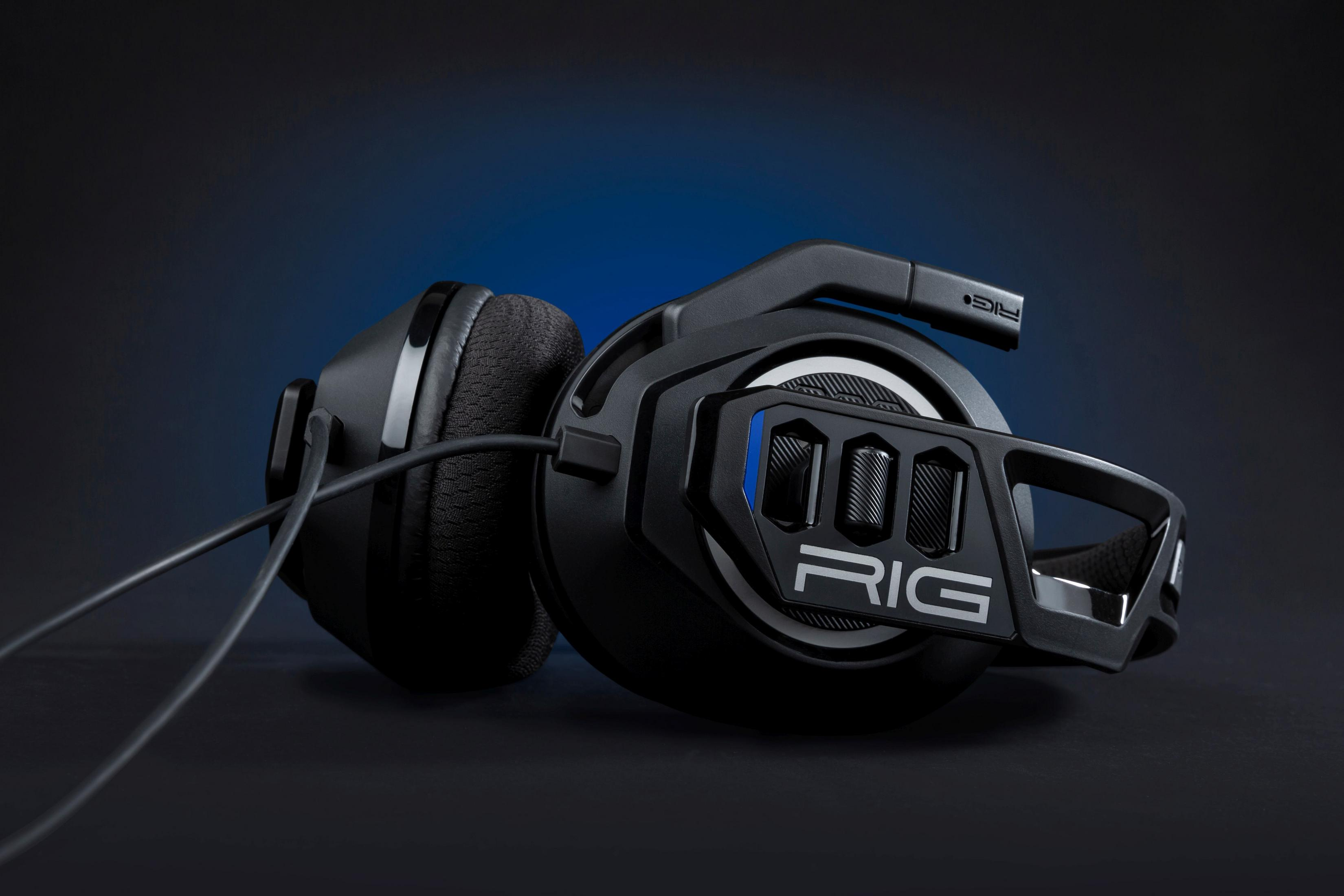Casque RIG noir avec câble sur fond sombre.