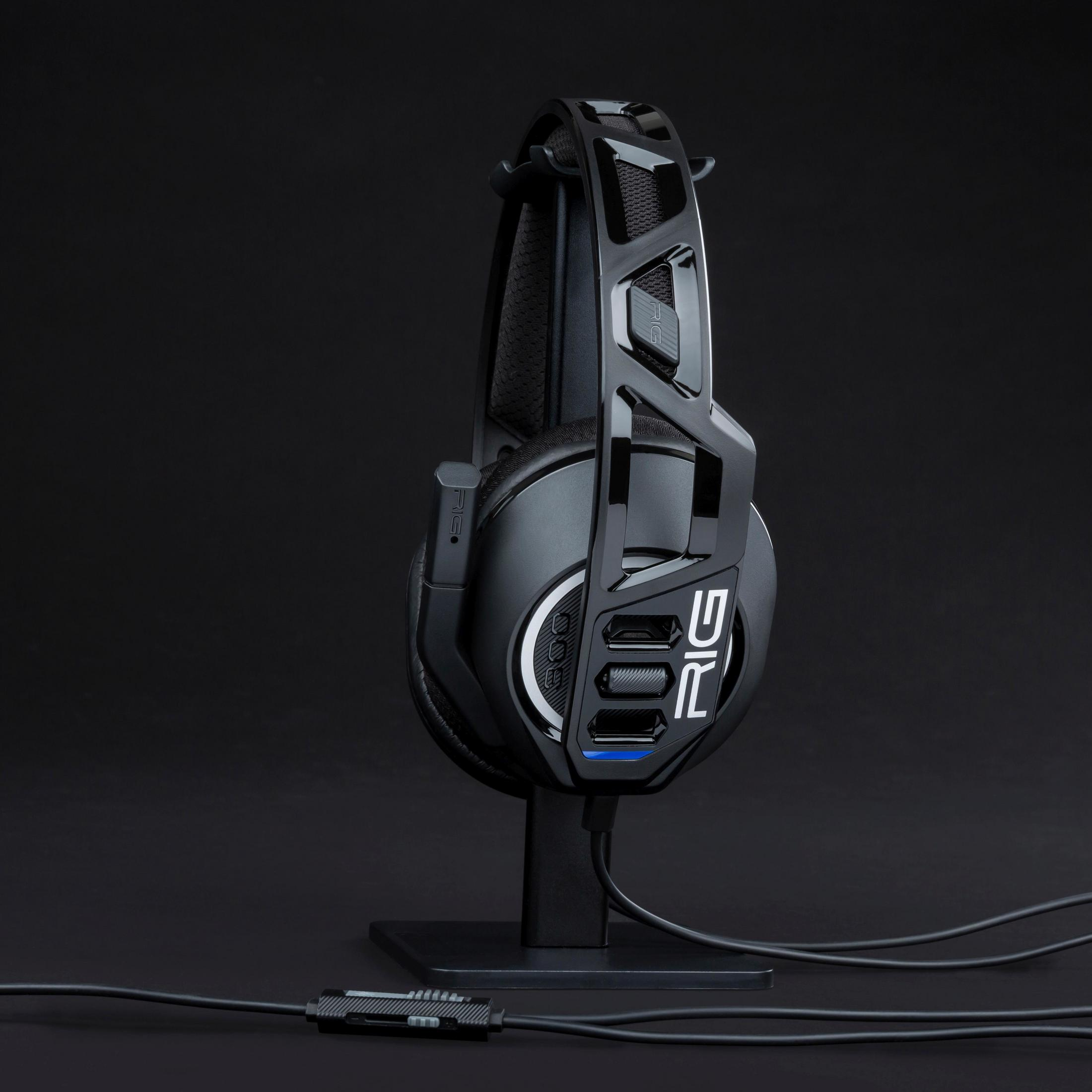 Casque de jeu noir sur support avec câbles sur fond noir.