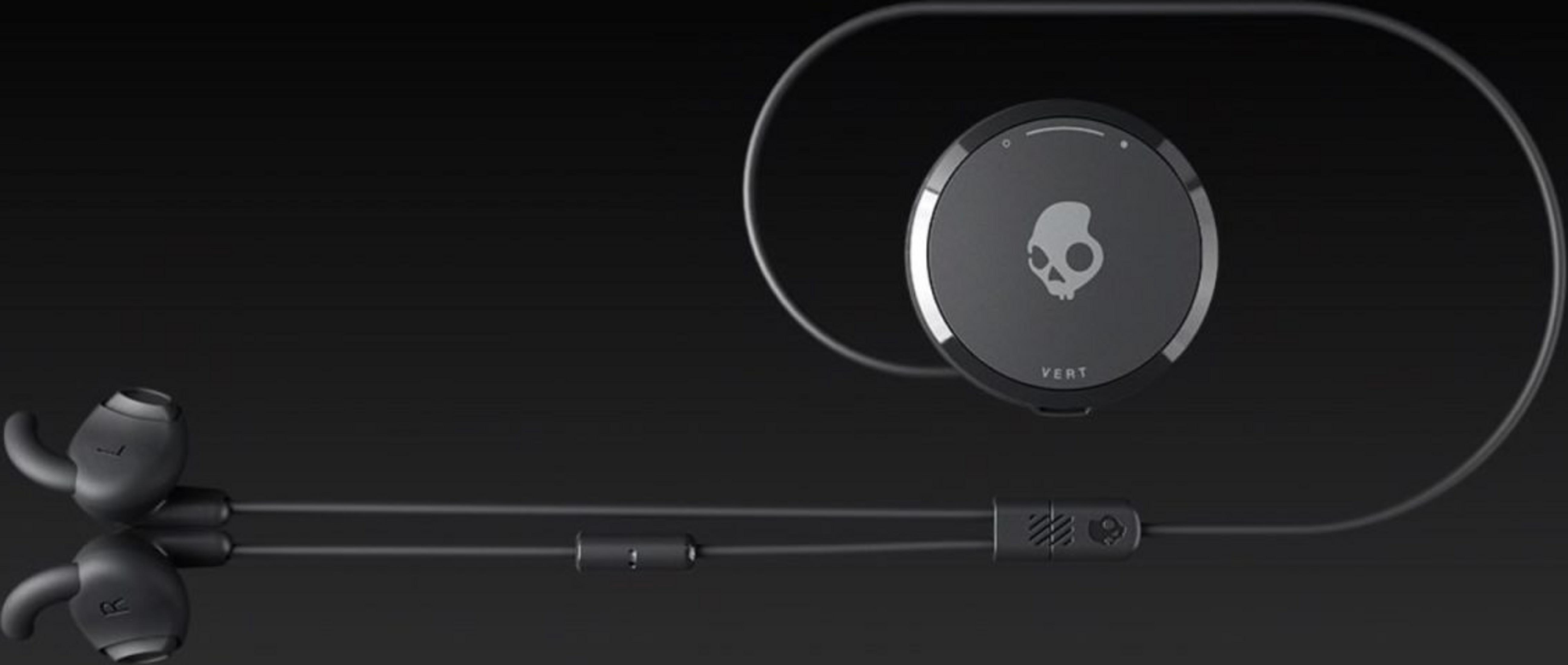 Auricolari neri con alloggiamento rotondo e logo teschio.