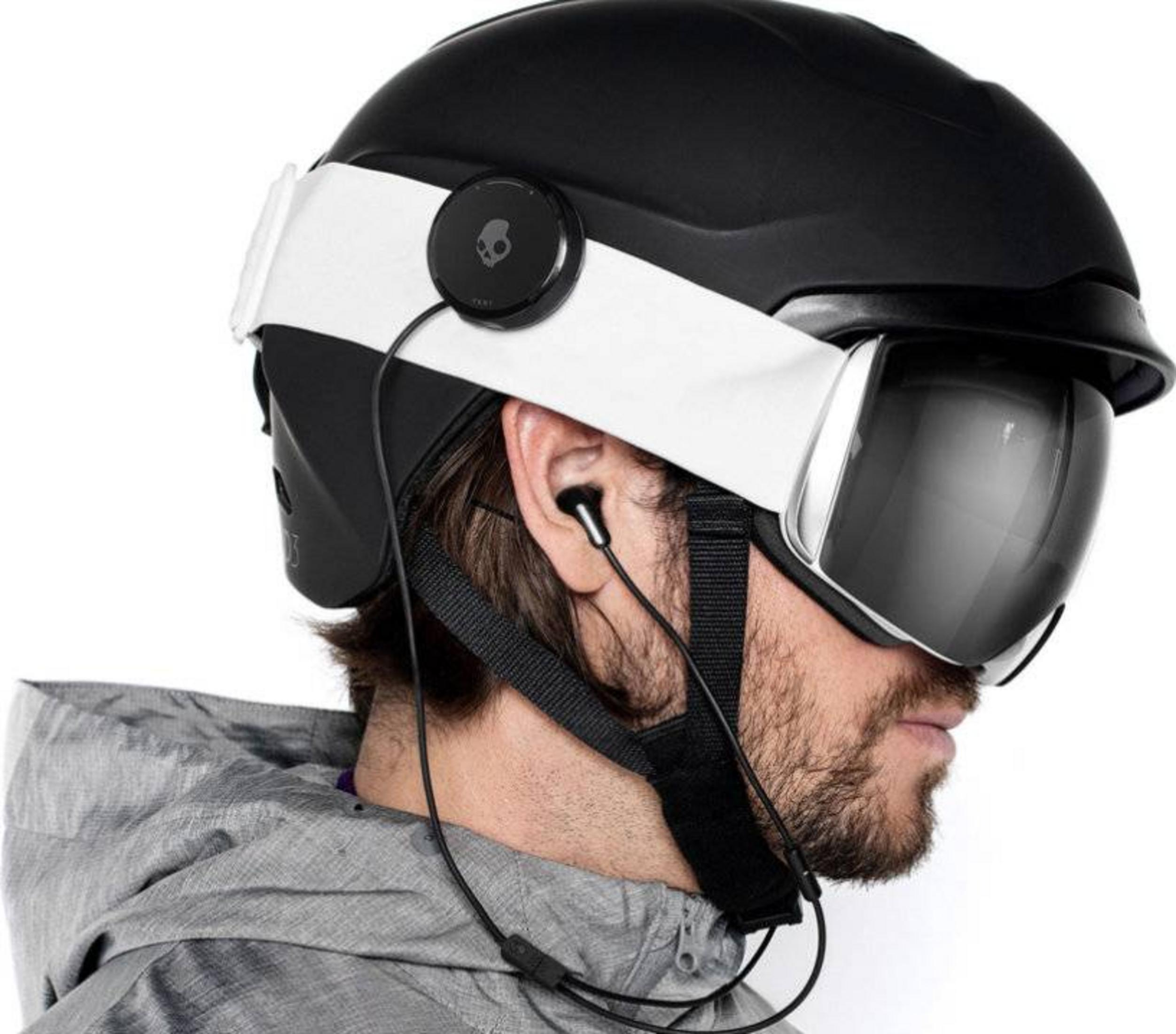 Uomo con casco nero, fascia bianca, occhiali e auricolari.