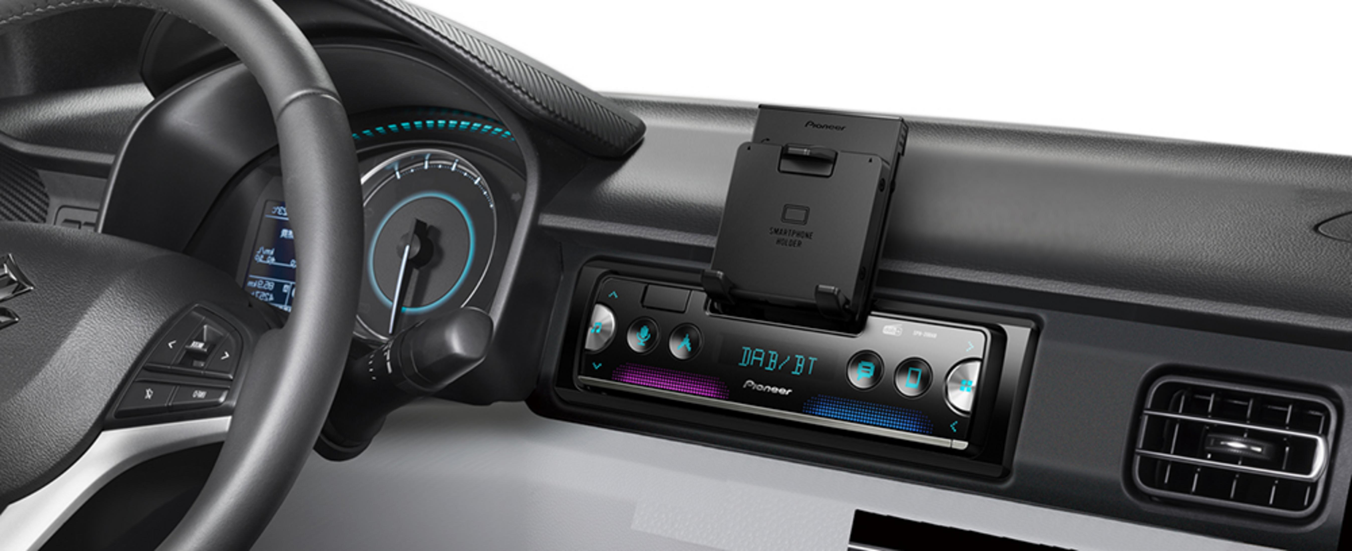 Autoinnenraum mit Lenkrad, Armaturenbrett und Radio mit Smartphone-Halterung.