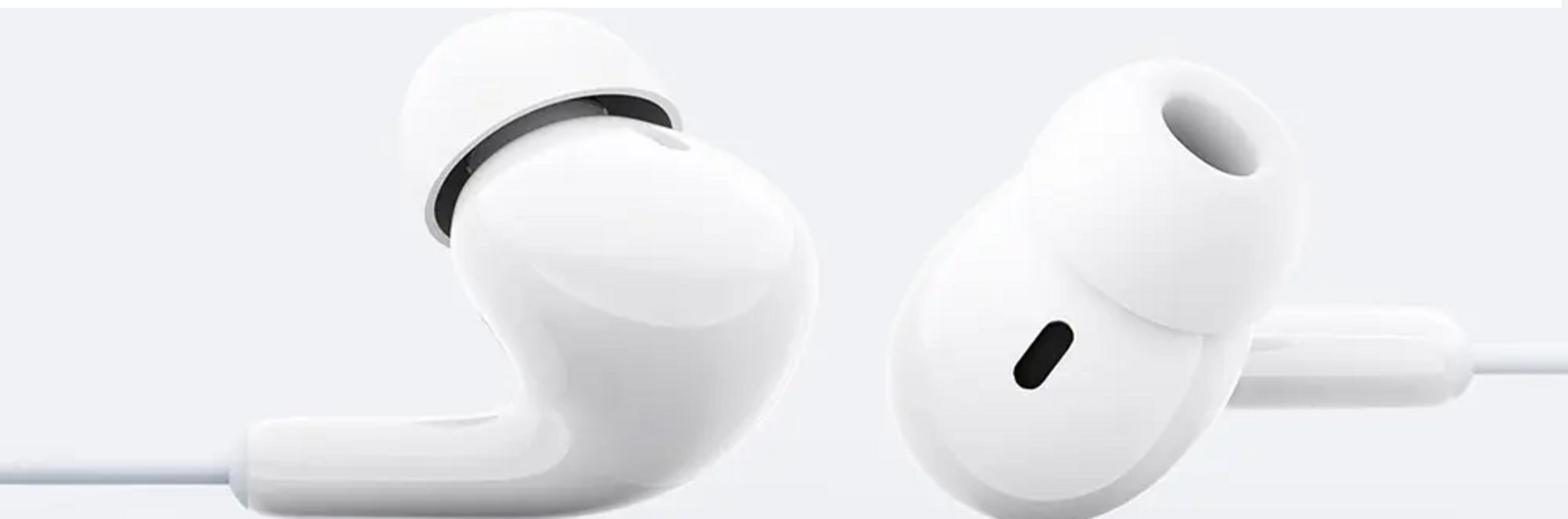 Dwa białe słuchawki przewodowe na białym tle.