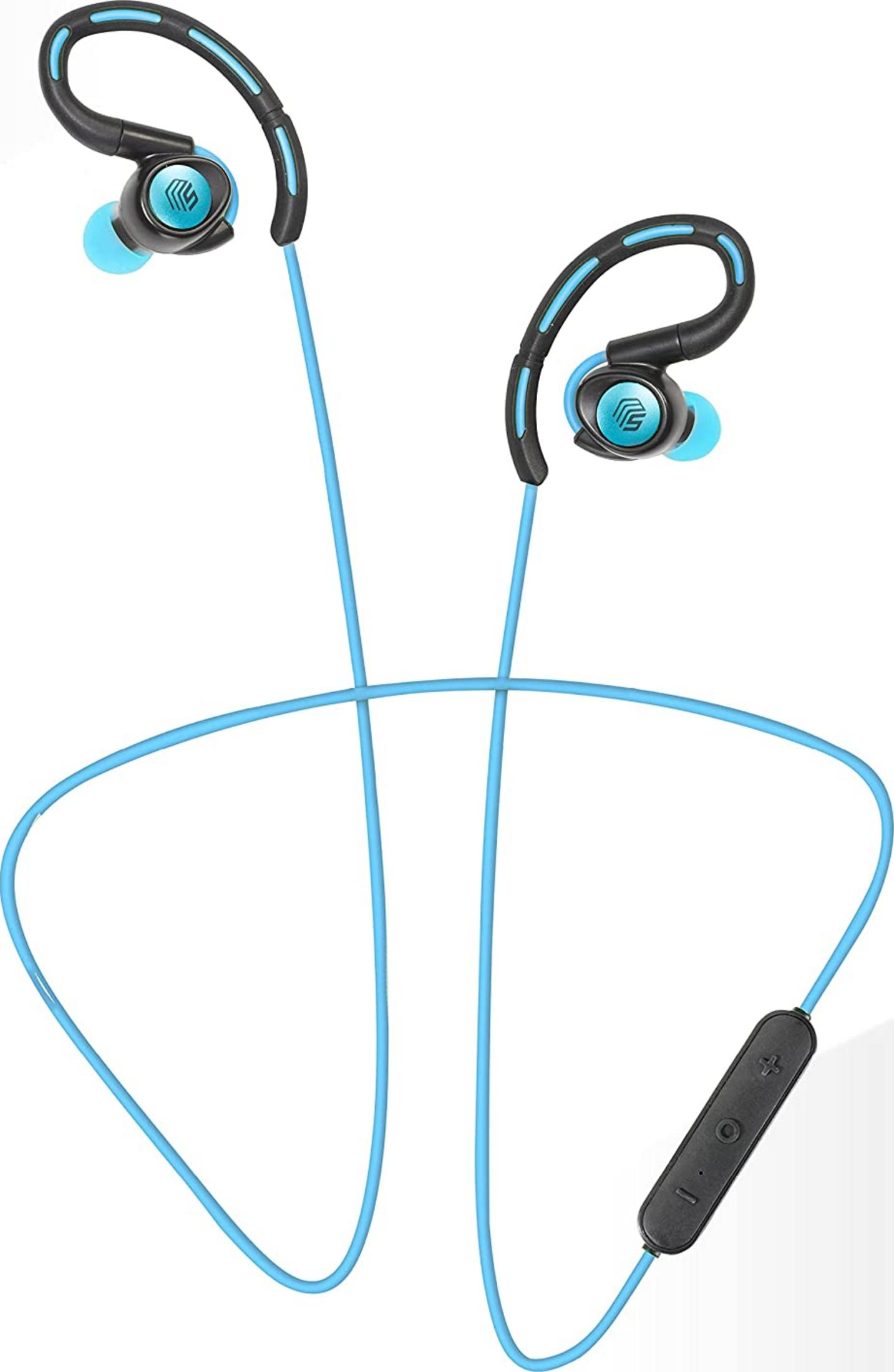 Niebieskie słuchawki z czarnymi zaczepami i pilotem.