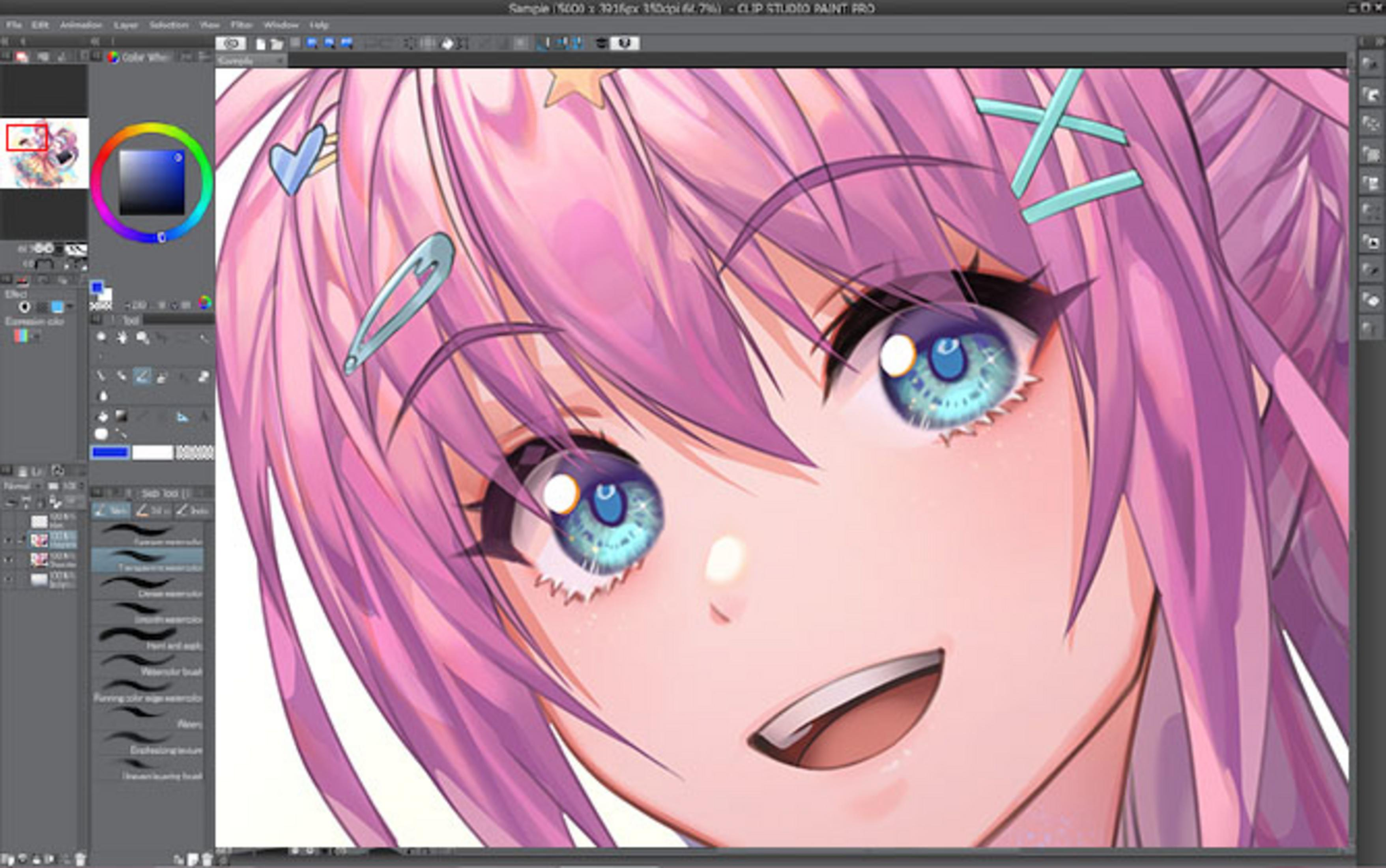 Personaggio anime con capelli rosa, occhi blu e un ampio sorriso.