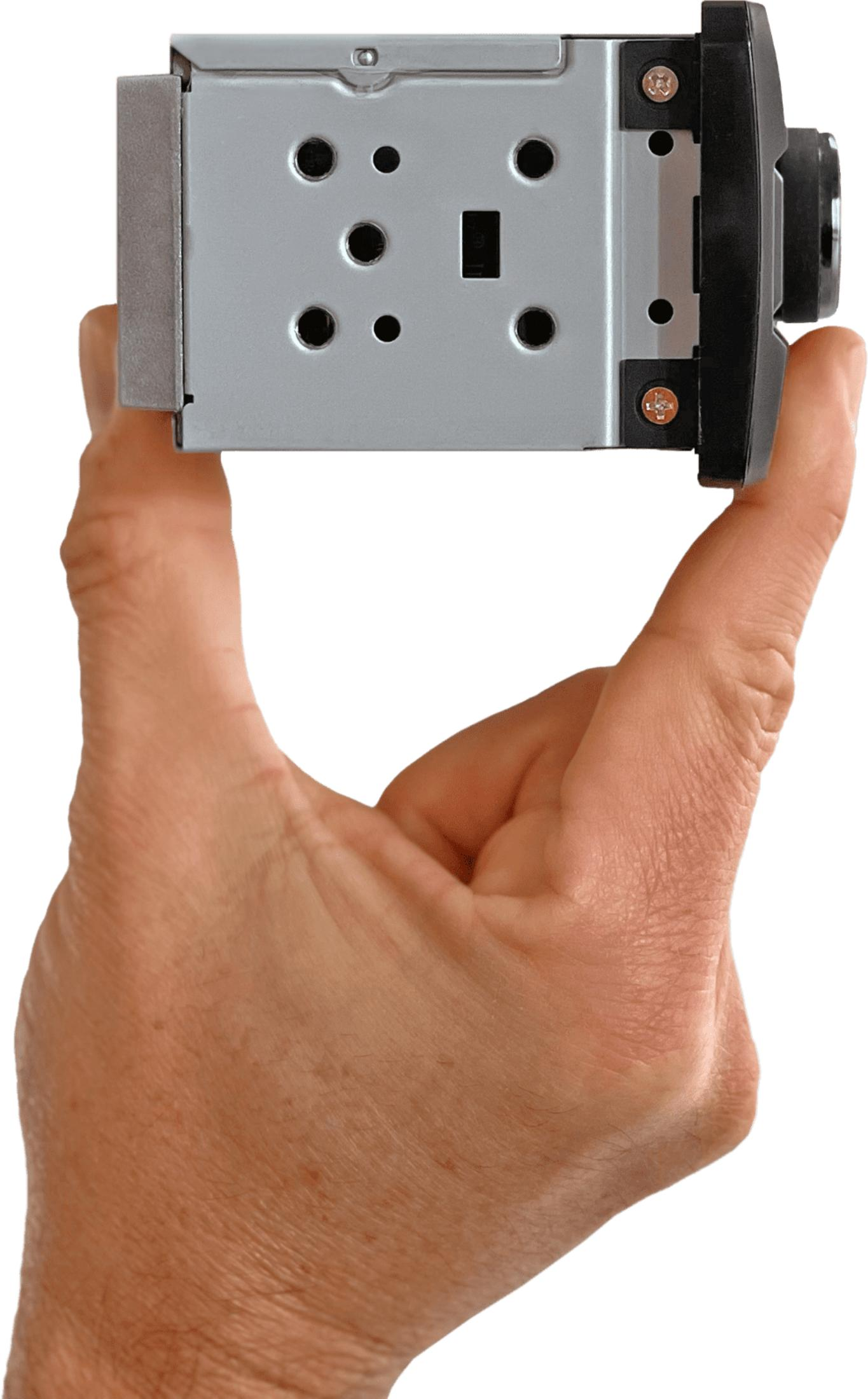 Hand hält silbernes Audiogerät mit schwarzen Knöpfen und Schrauben.