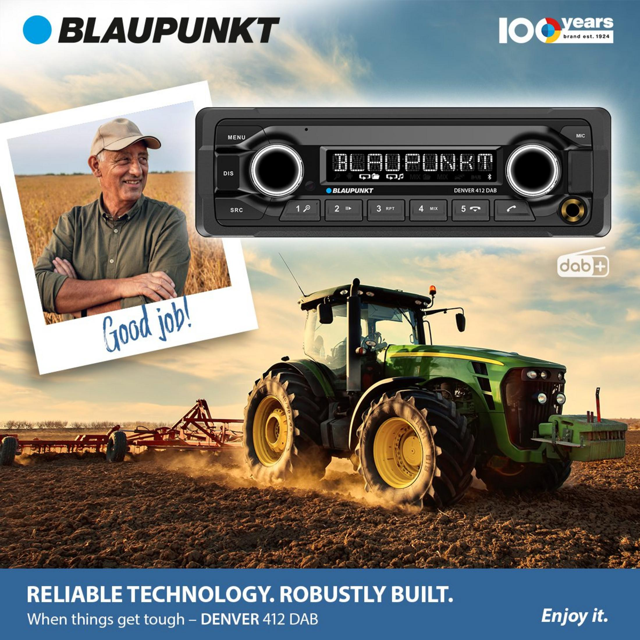 Ein Traktor pflügt ein Feld. Ein Mann lächelt aus einem Foto. Blaunpunkt Radio.