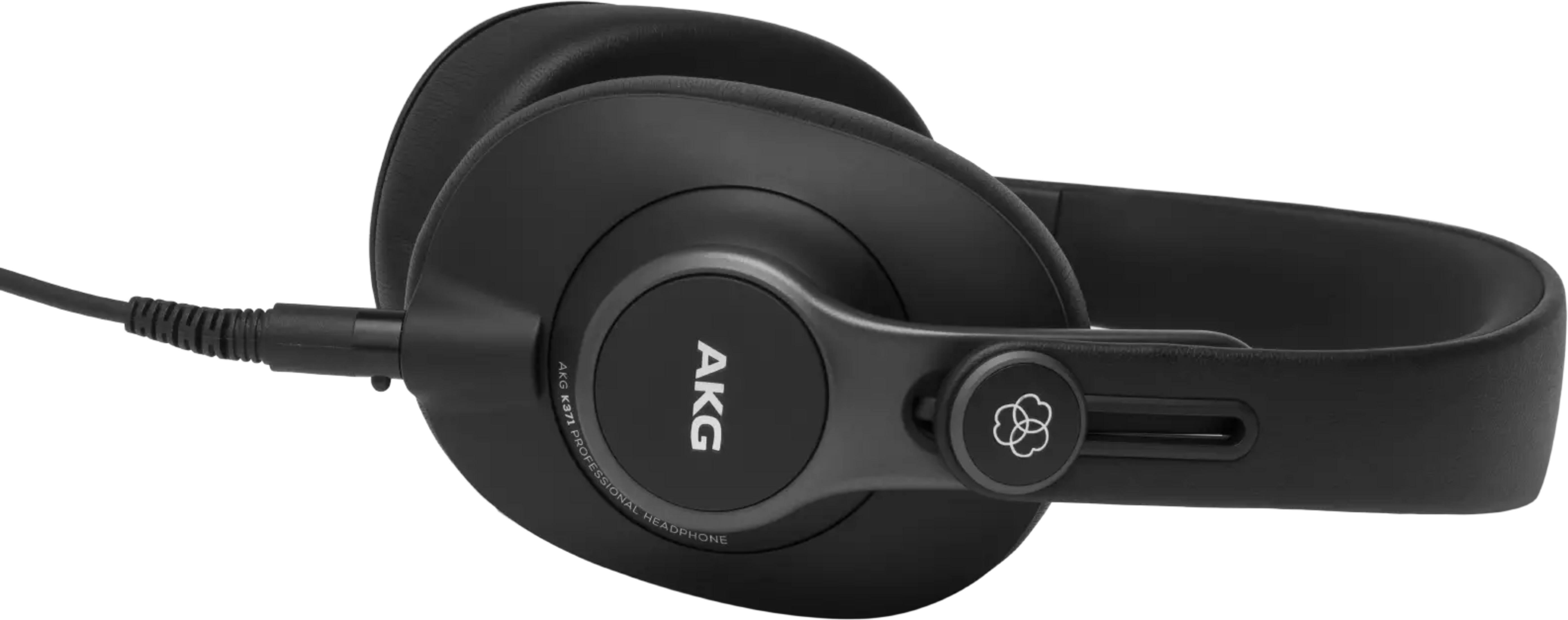 Schwarzer AKG K371 Kopfhörer mit Kabel und Logo auf weißem Hintergrund.