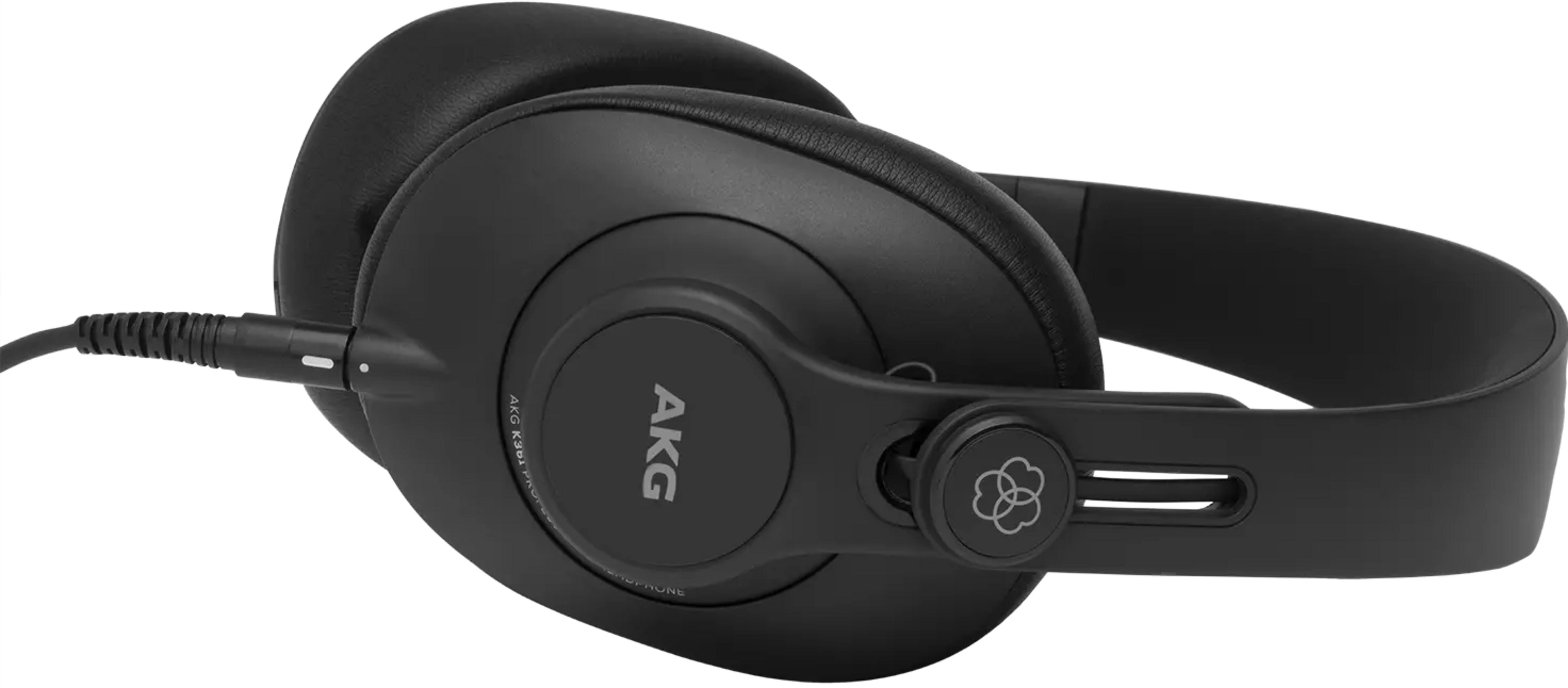 Auriculares AKG negros con cable y almohadillas.