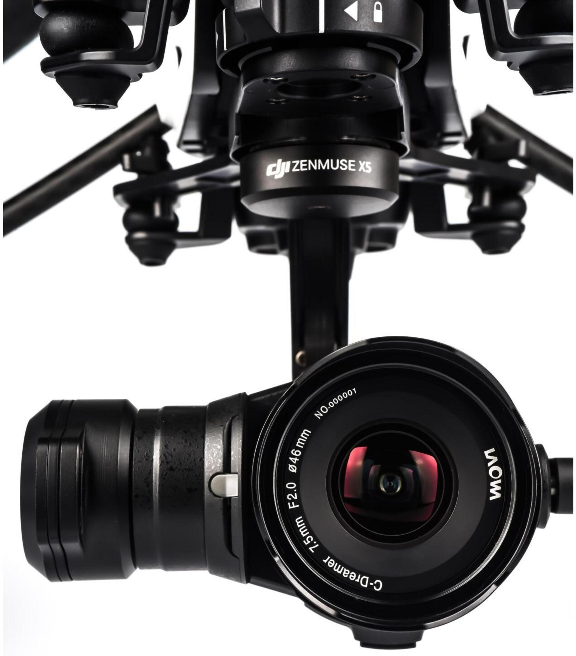 Nahaufnahme einer schwarzen Drohnenkamera mit DJI Zenmuse X5-Logo und Objektiv.