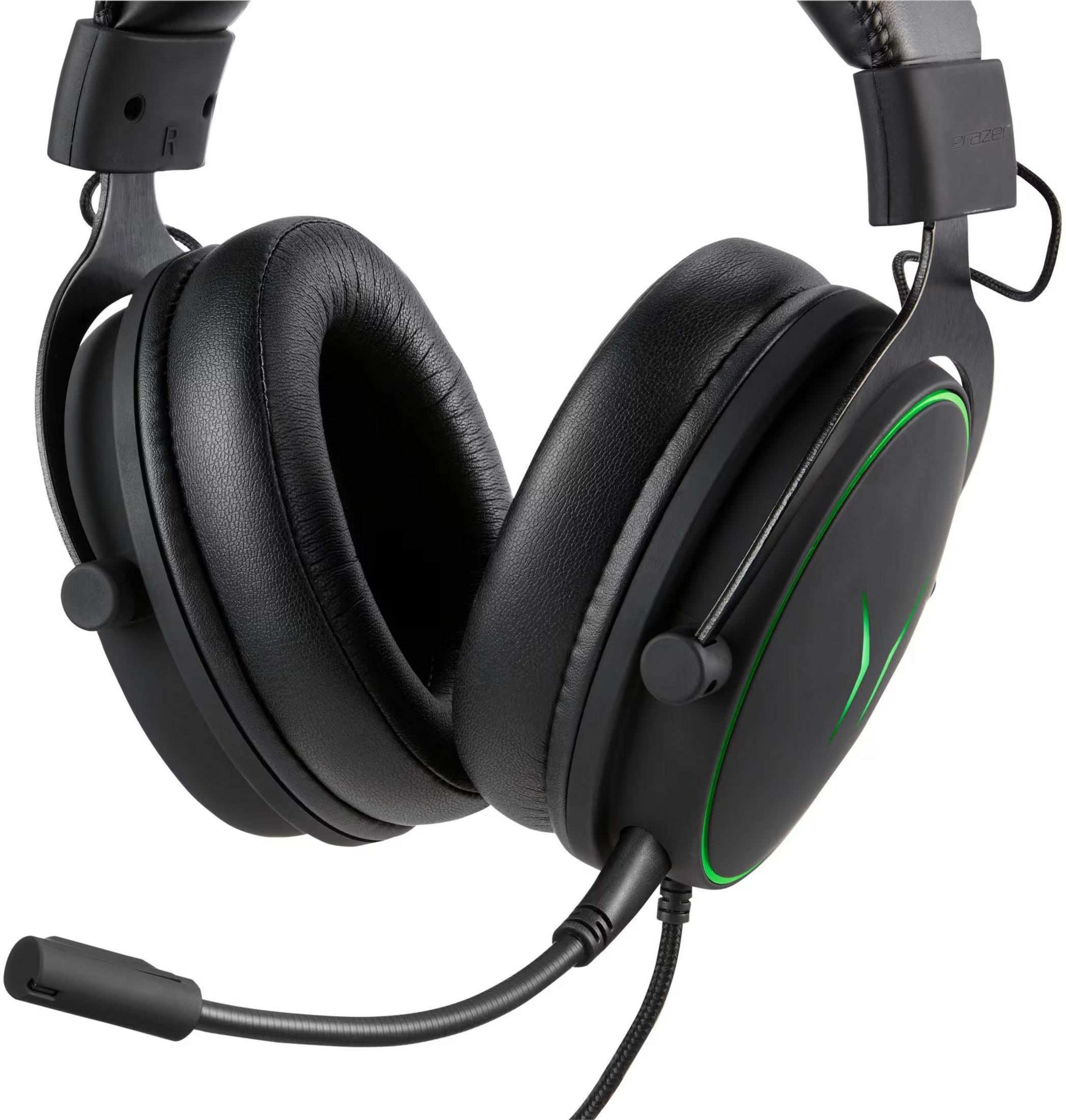 Casque gamer noir avec microphone et accents verts lumineux.