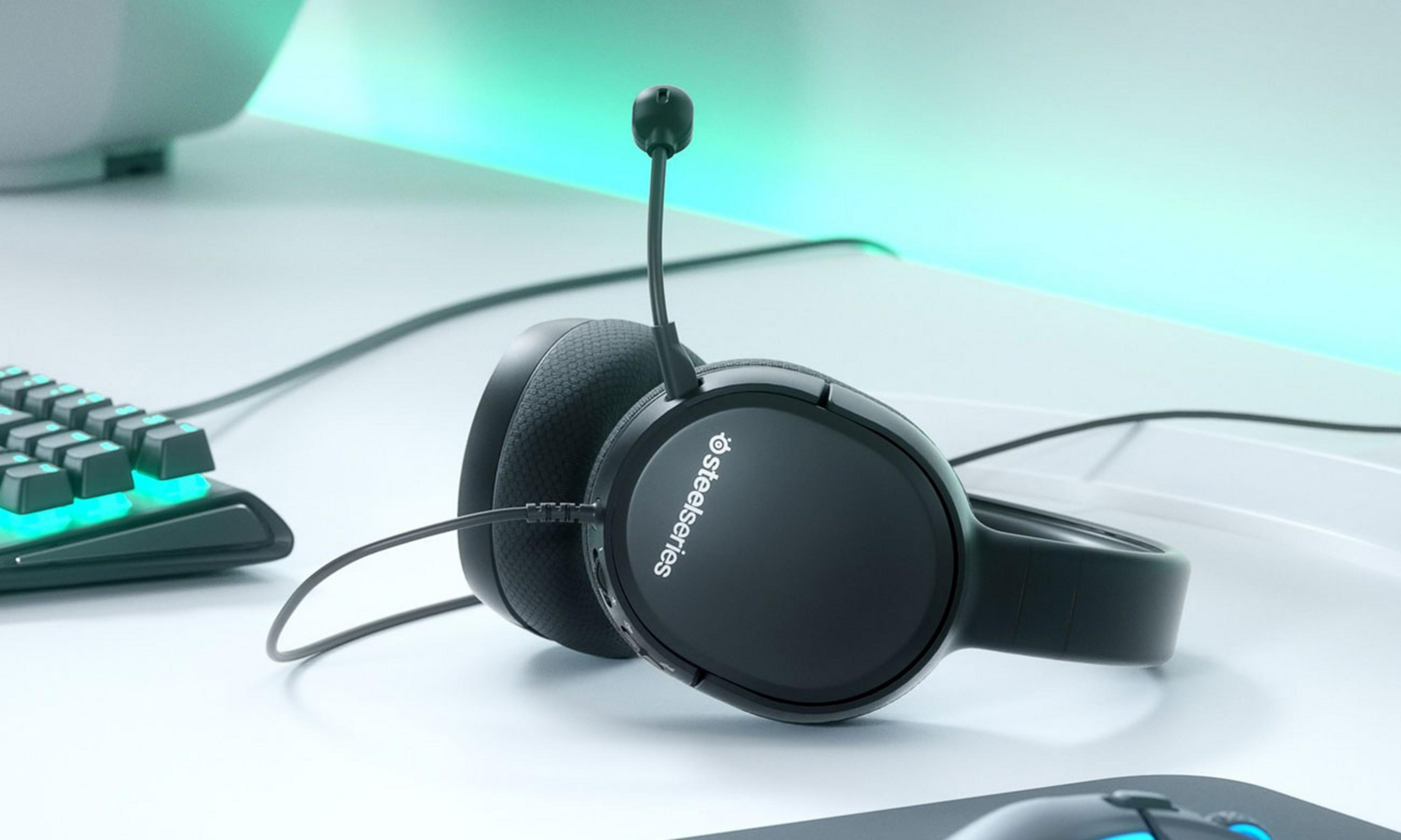 Schwarze Steelseries Kopfhörer mit Mikrofon, Tastatur und Maus.