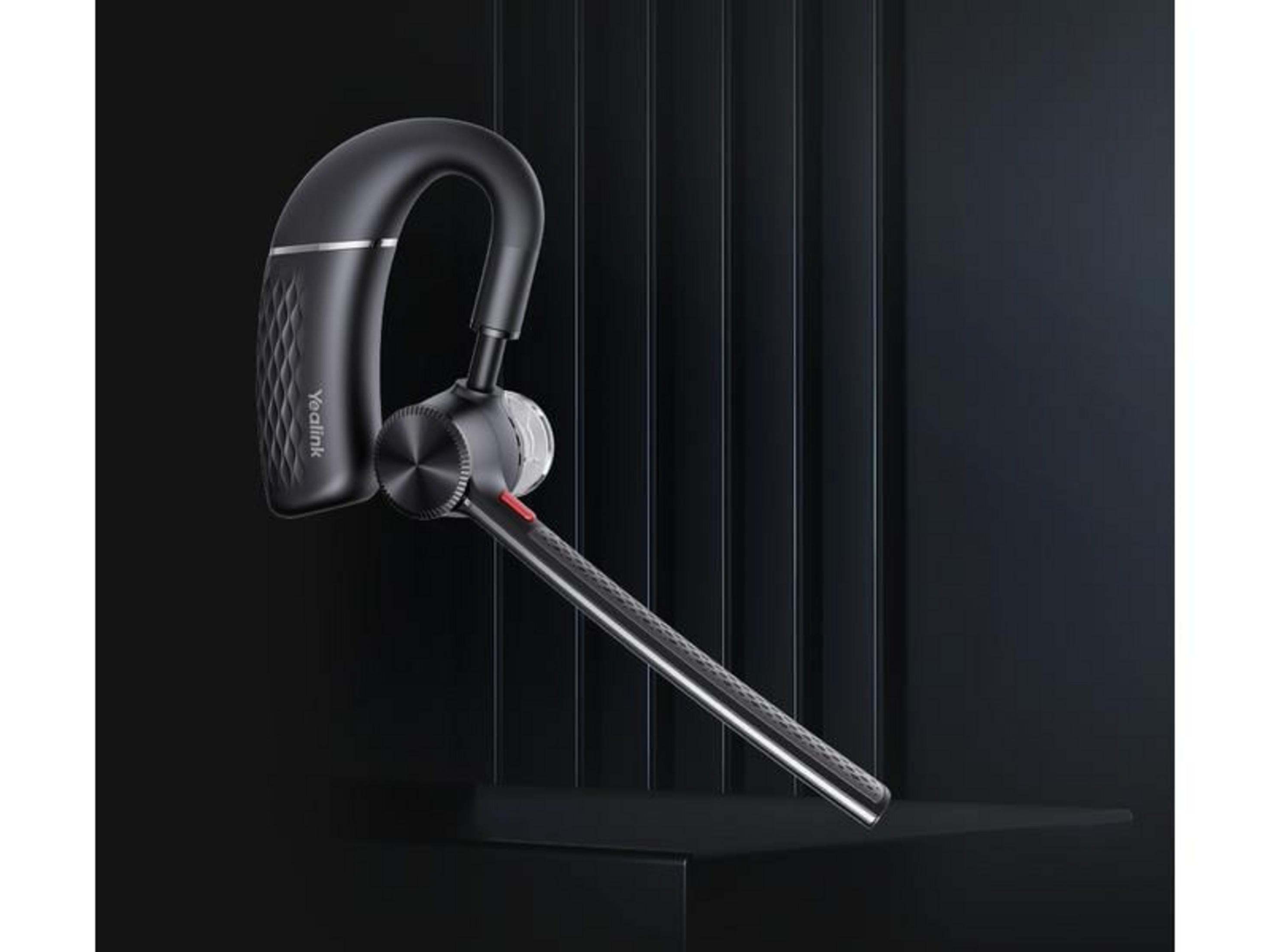 Un auricolare wireless Yealink nero con gancio curvo e braccio microfono sottile.