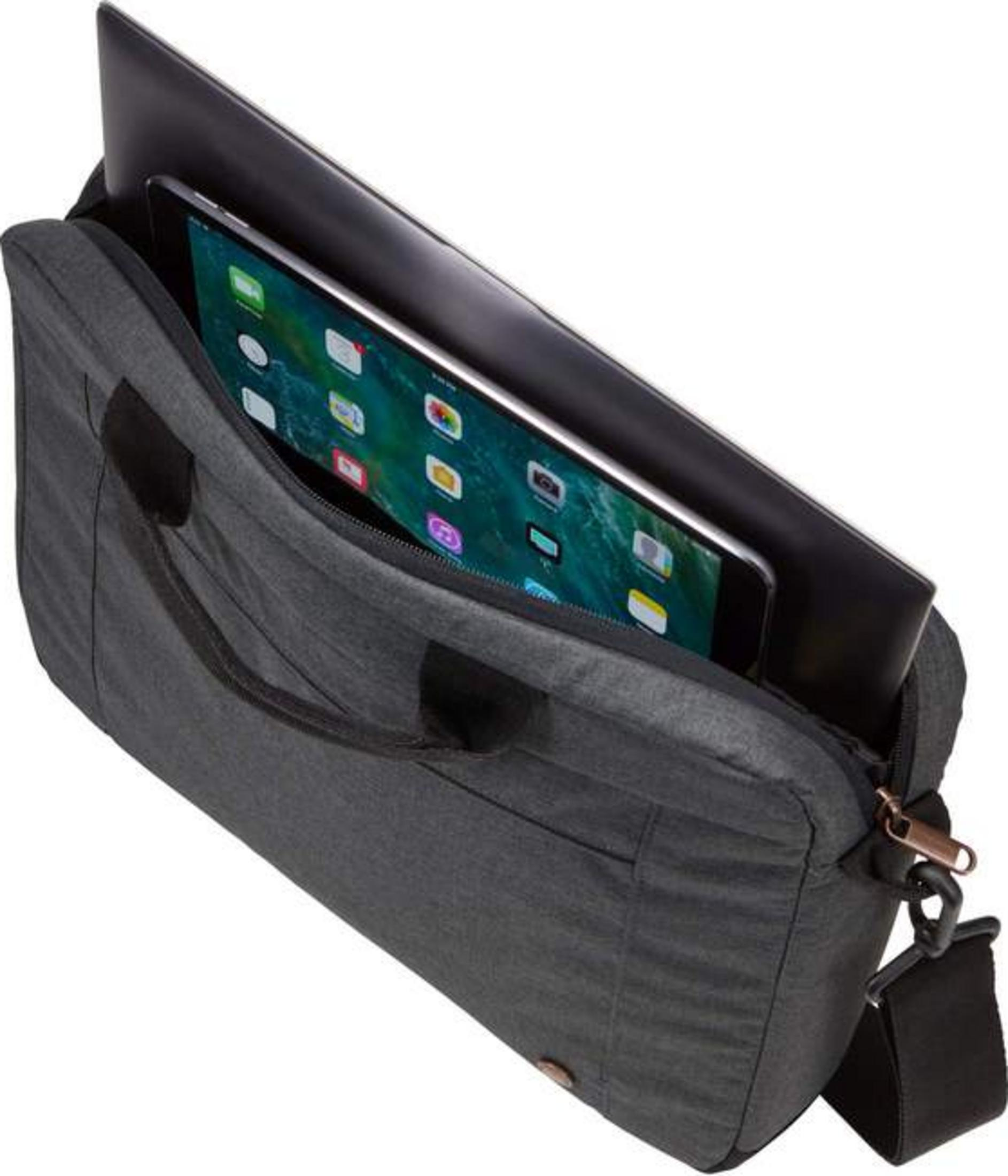 Grijze tas met laptop en tablet erin. Heldere witte achtergrond.