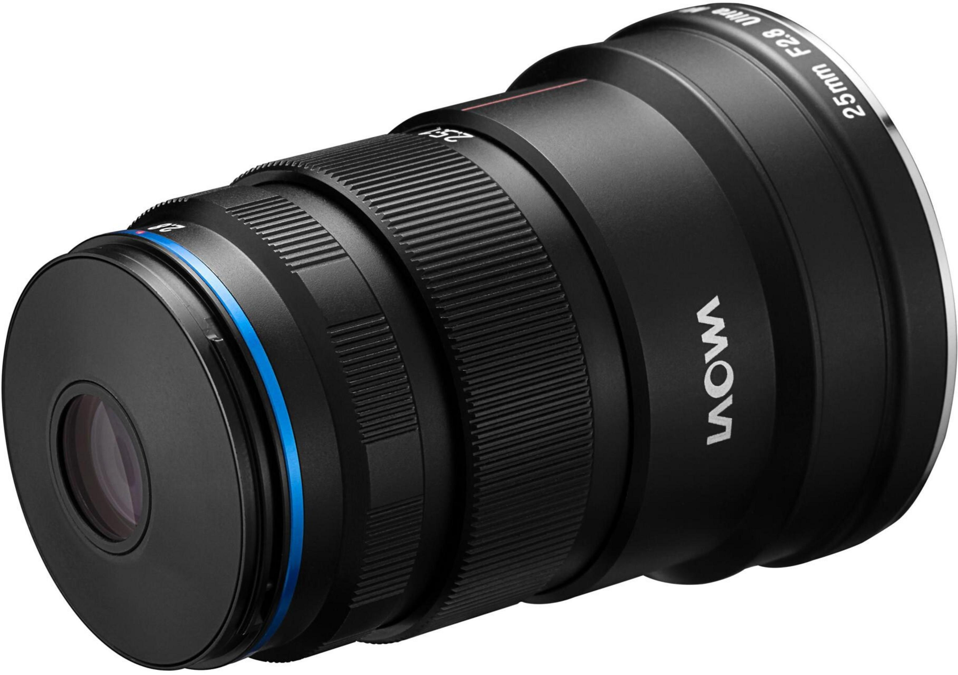 Ein schwarzes Objektiv mit der Beschriftung 25mm F2.8.