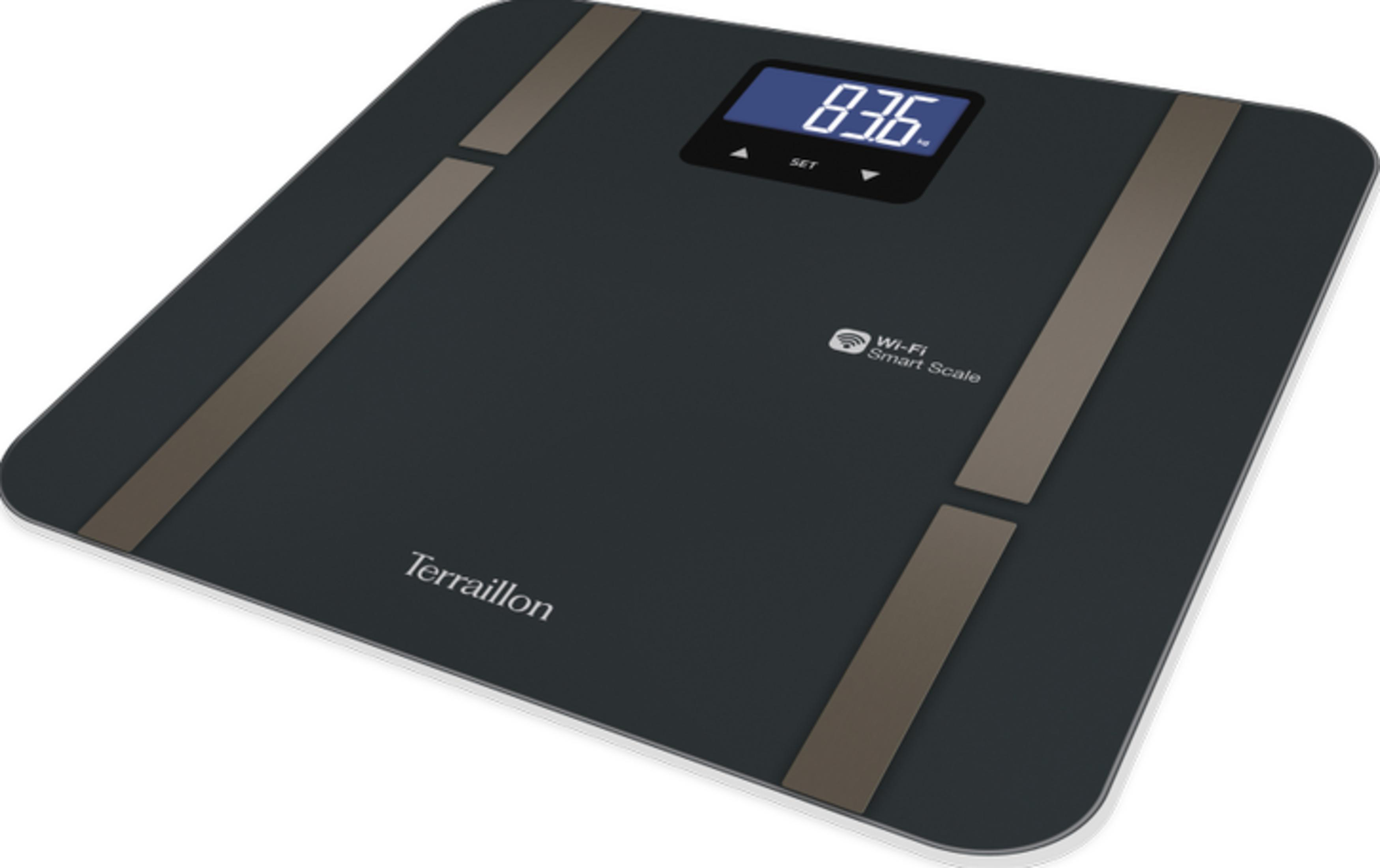 Ciemna waga łazienkowa z niebieskim wyświetlaczem pokazuje 83,6 kg.