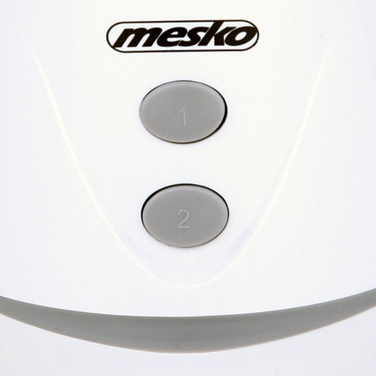 Weiße Oberfläche mit dem Logo "mesko" und zwei grauen Knöpfen, beschriftet mit 1 und 2.