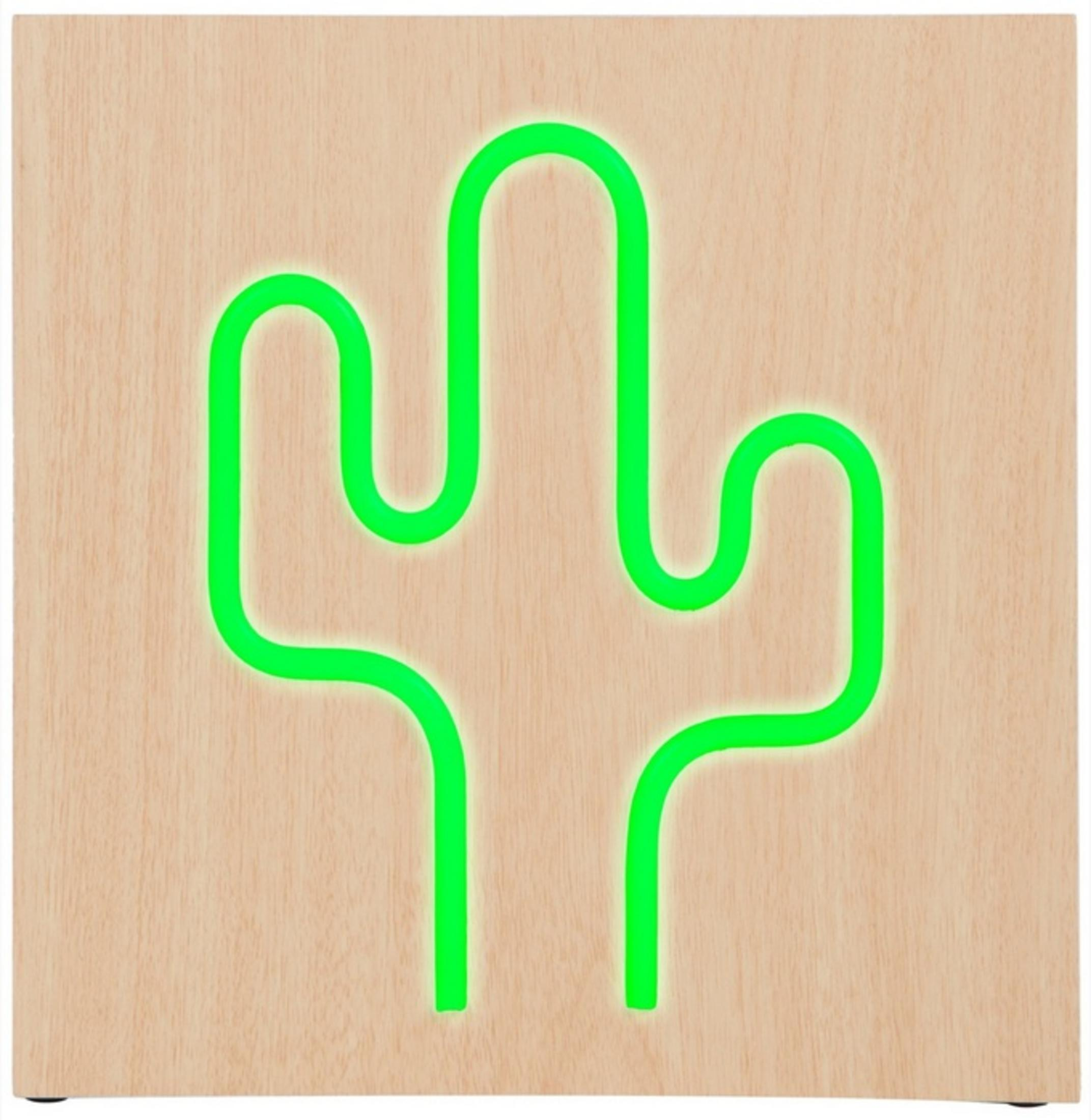 Ein grüner Neon-Kaktus leuchtet auf einem Holzbrett.