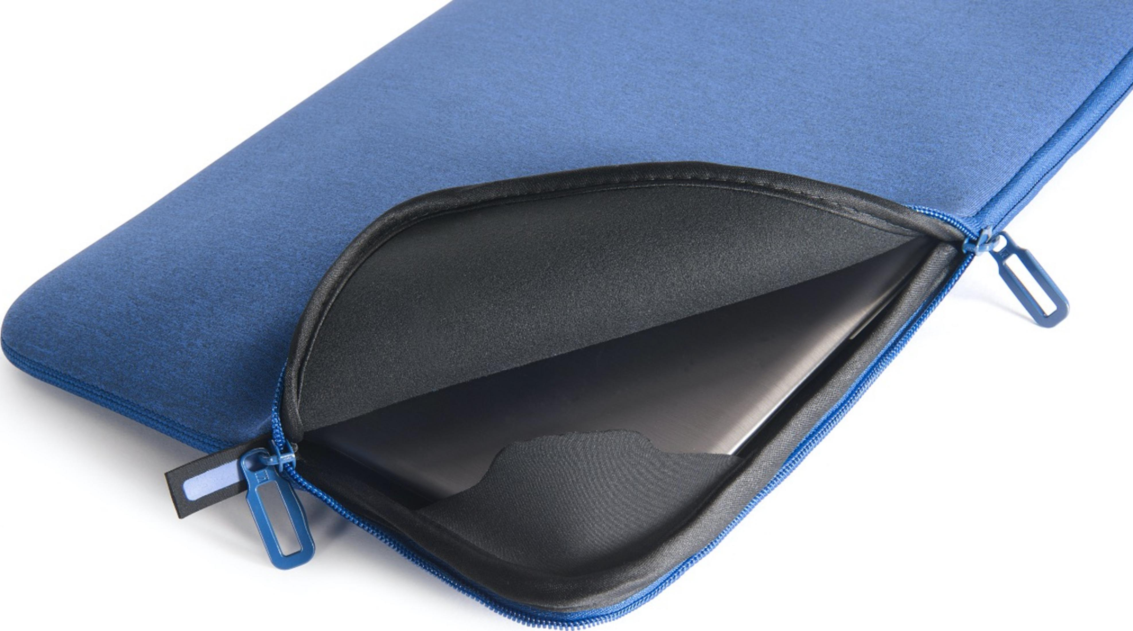 Una custodia blu per laptop con cerniera, che contiene parzialmente un laptop.
