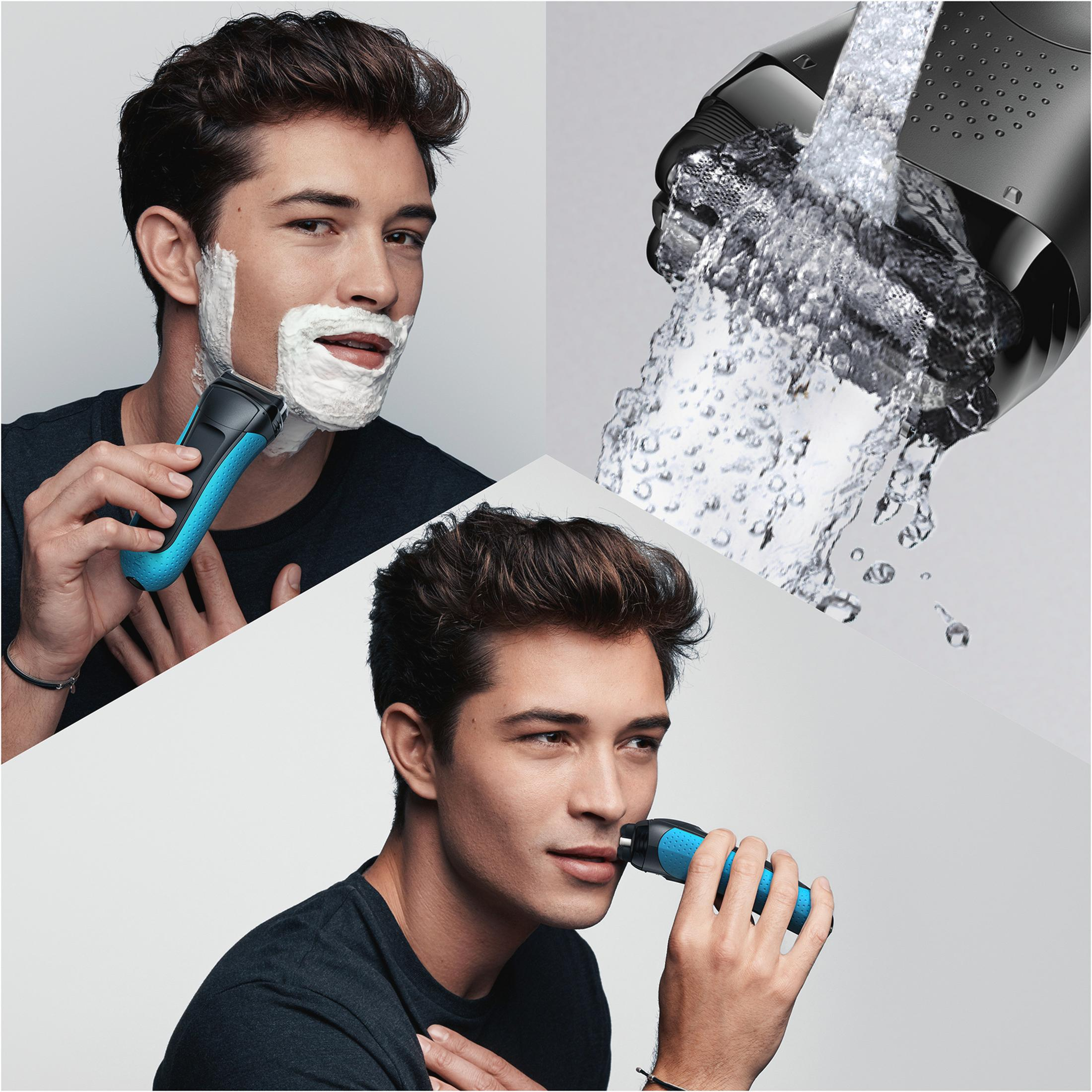 Mann mit Rasierschaum im Gesicht, der einen blauen Rasierer benutzt. Wasser spült den Kopf.