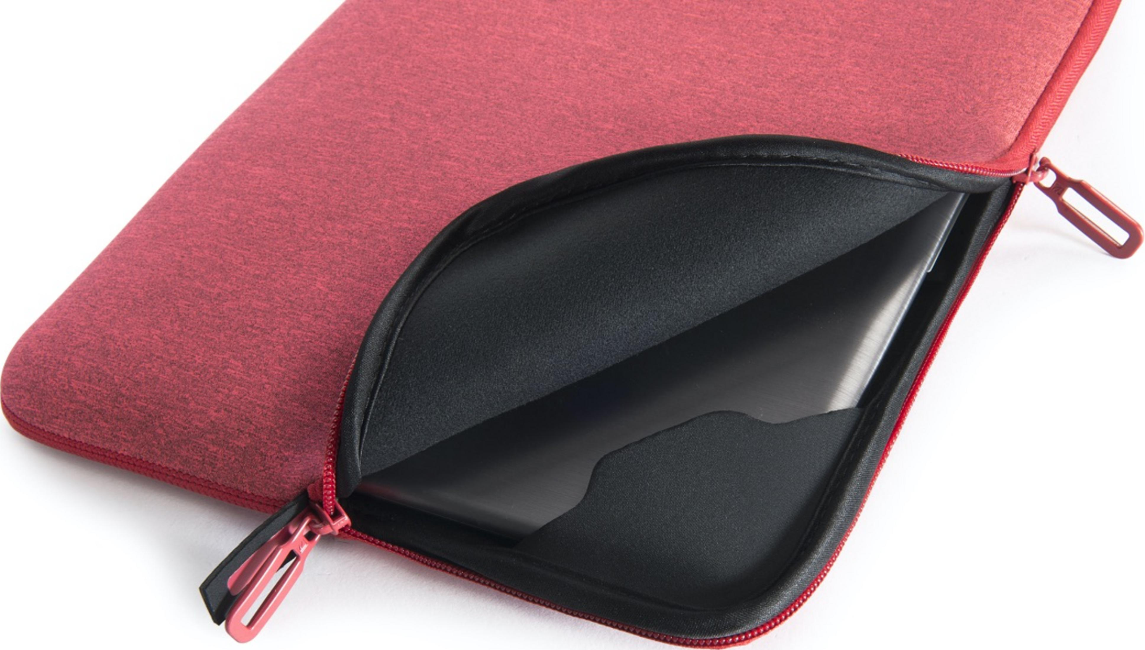 Rote Laptoptasche mit offenem Reißverschluss, schwarzes Innenfutter.