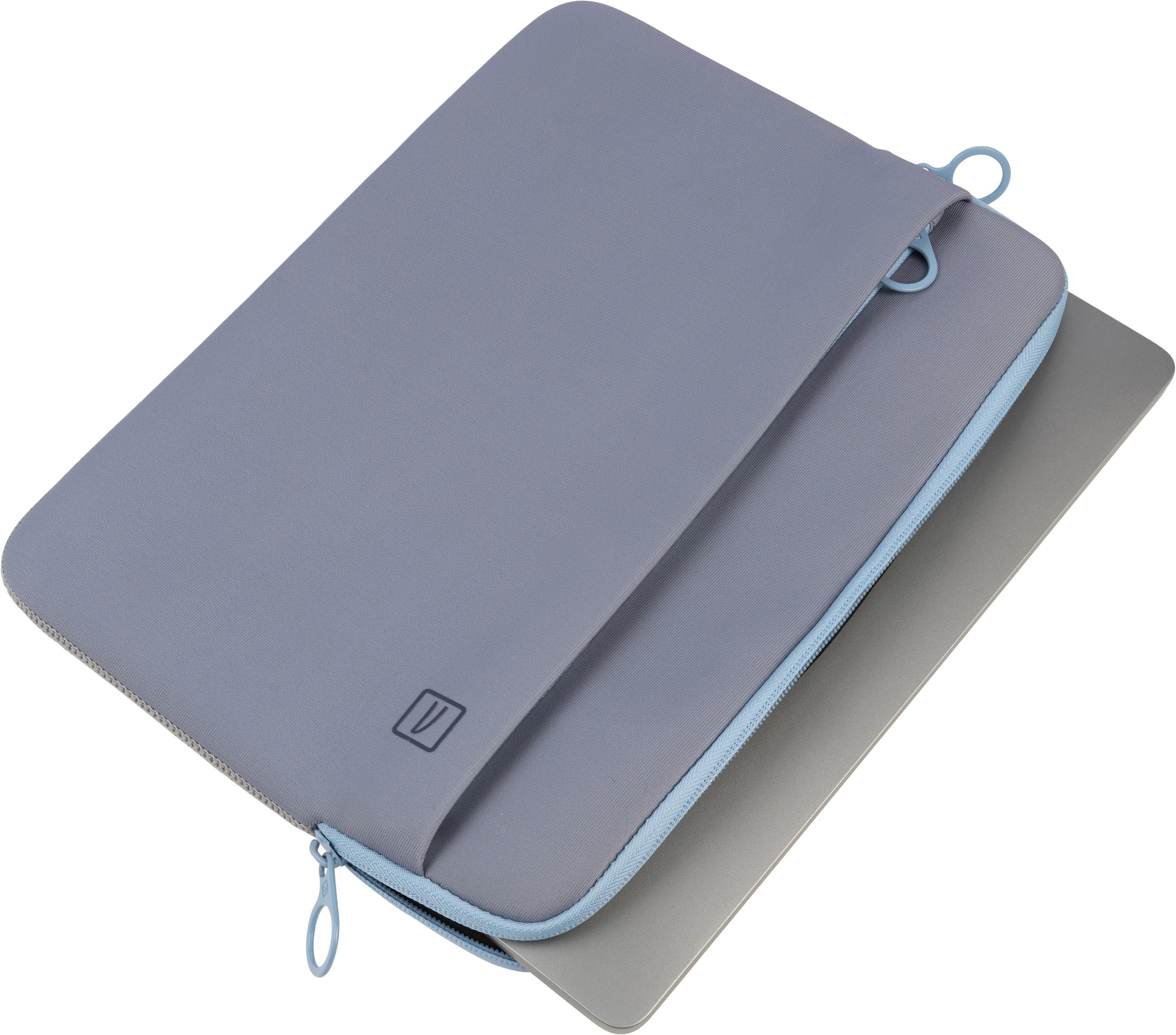 Funda gris para portátil con cremallera azul, se ve parcialmente un portátil plateado.
