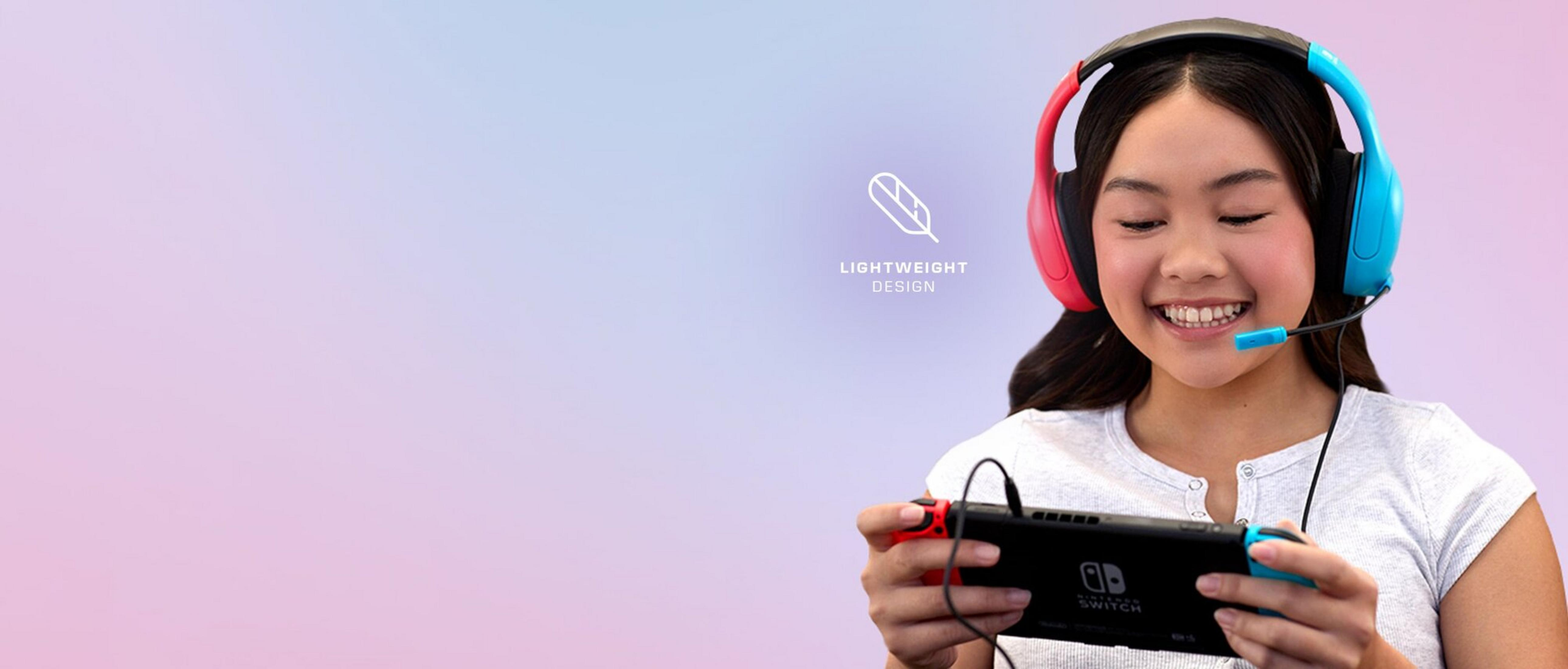 Een meisje met koptelefoon speelt een Nintendo Switch.