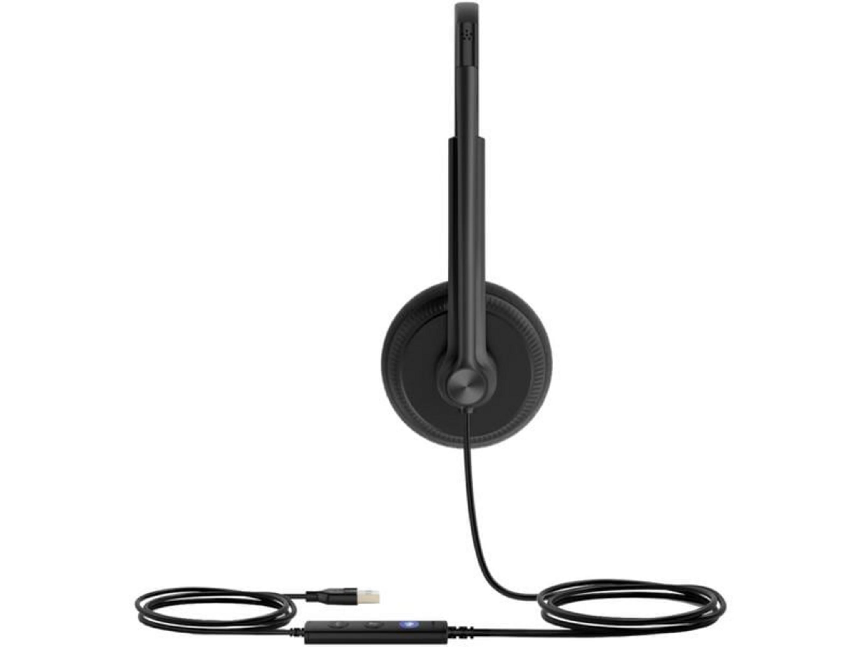 Auriculares negros con micrófono y conector USB, con controles en línea.