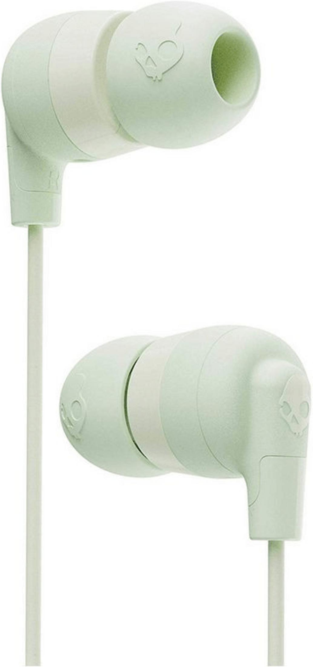 Jasno miętowe słuchawki z logo czaszki na białym tle.
