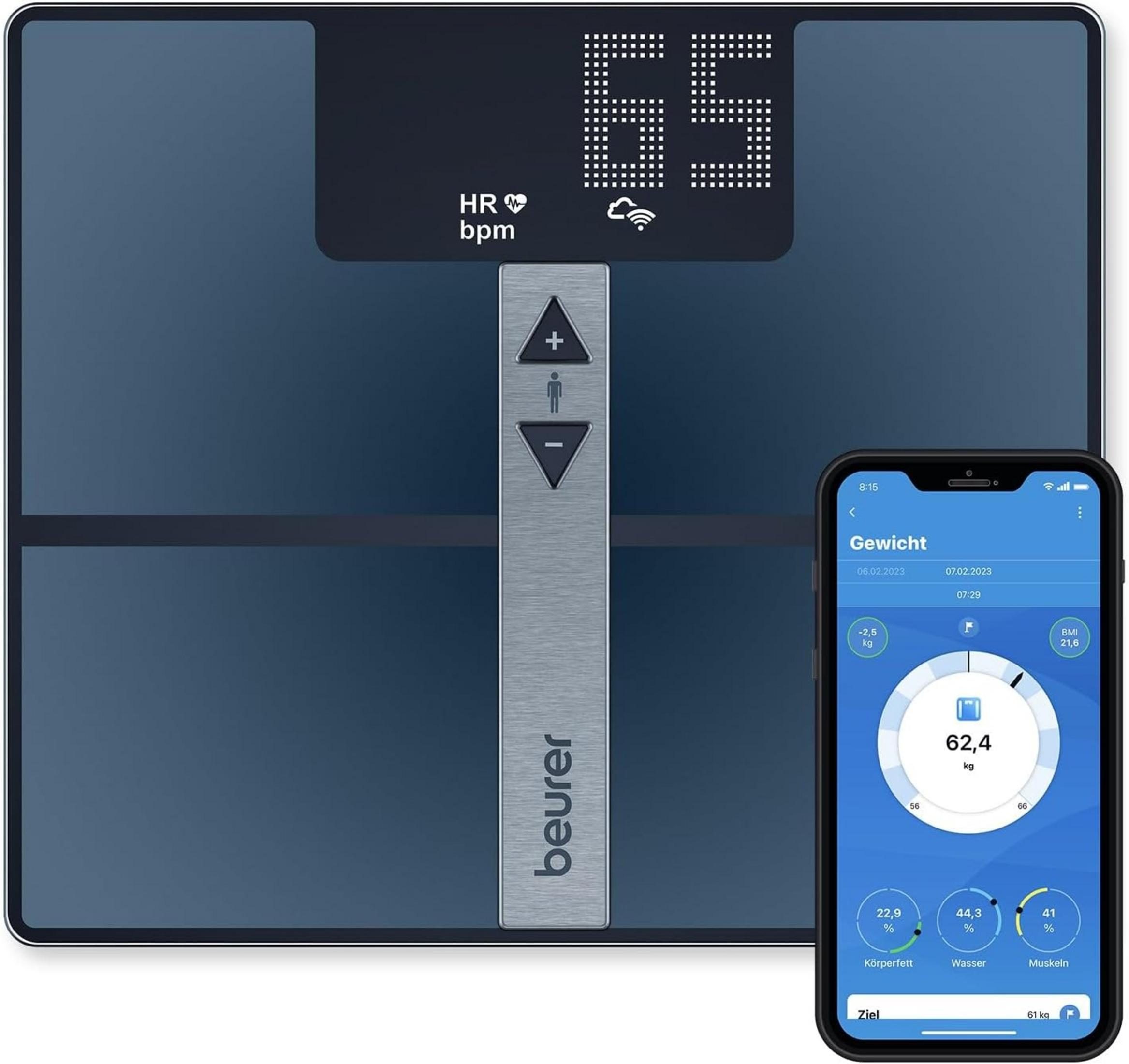 Digitale Personenwaage mit Herzfrequenzanzeige und verbundenem Smartphone, das Gewichtsdaten anzeigt.