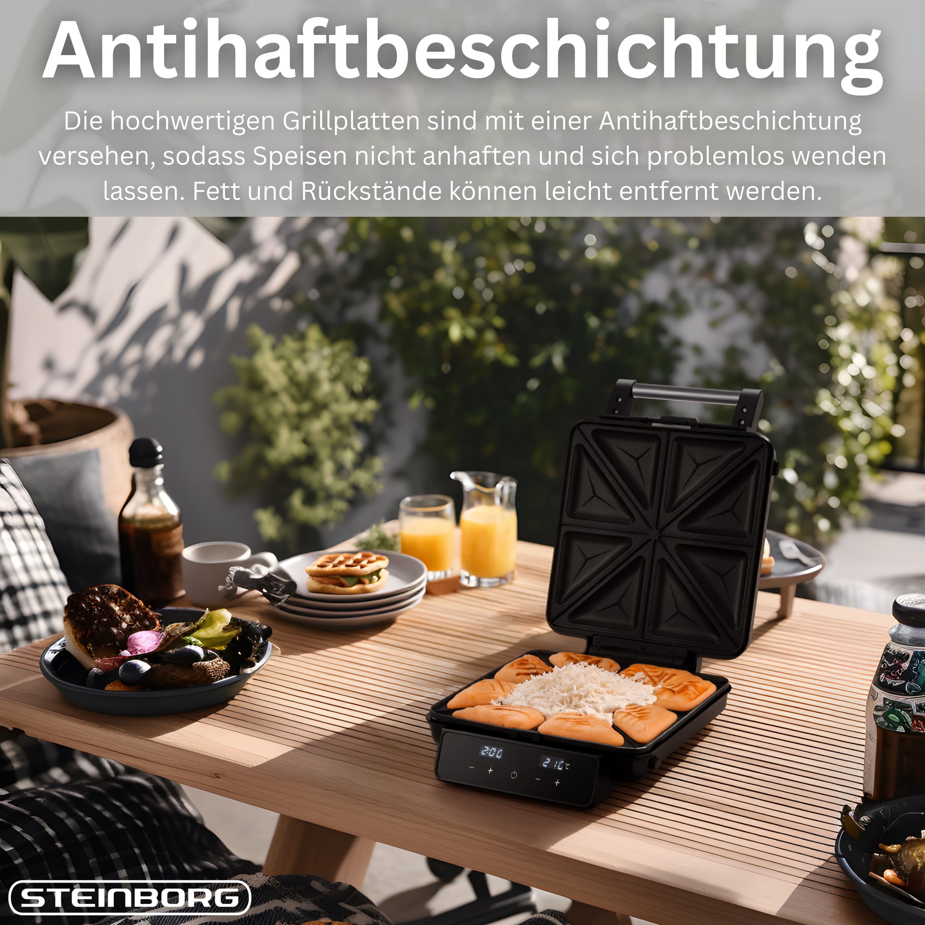Ein offener Kontaktgrill mit Sandwiches und Saft auf einem Holztisch.