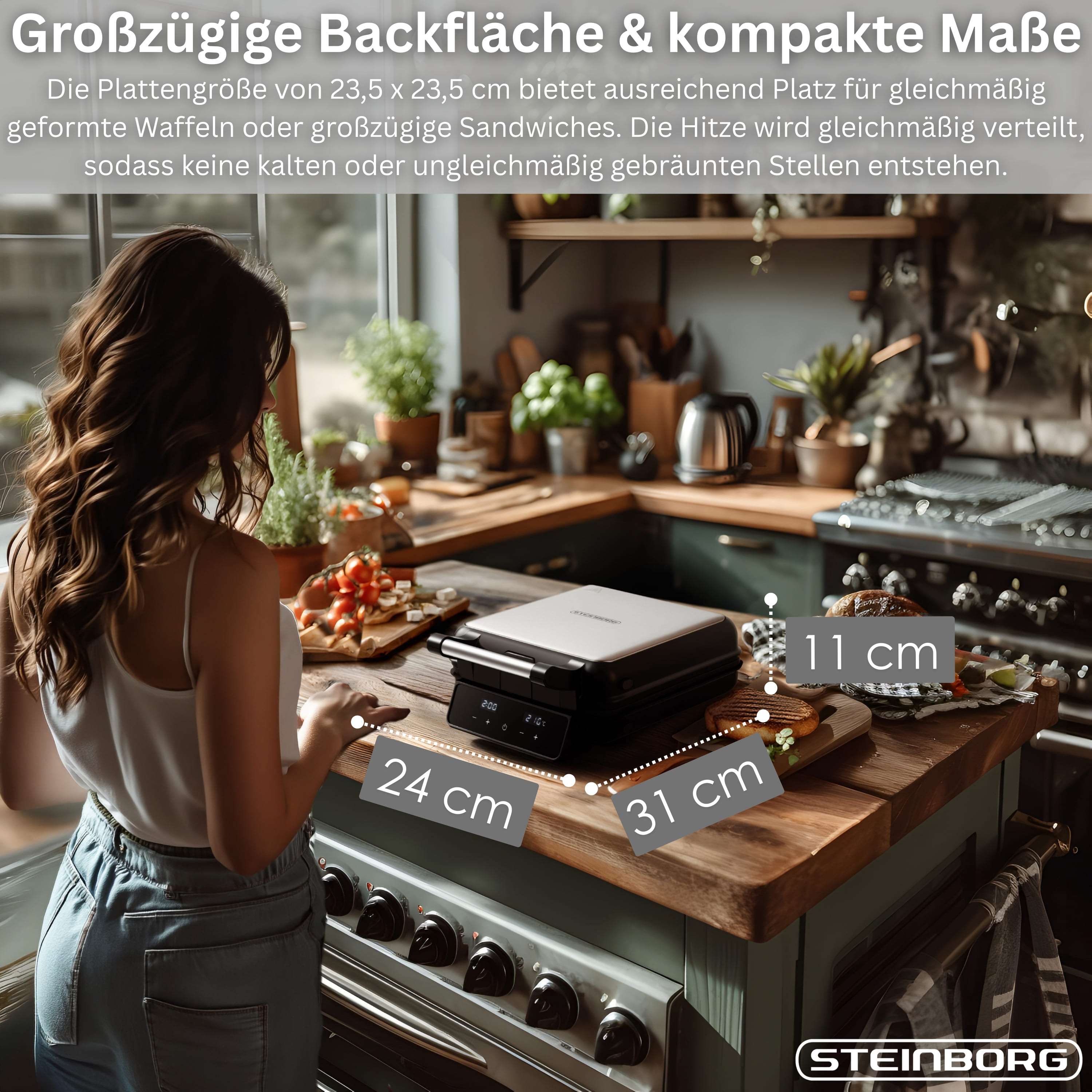 Eine Frau steht in einer Küche vor einem Kontaktgrill. Maße sind angegeben.