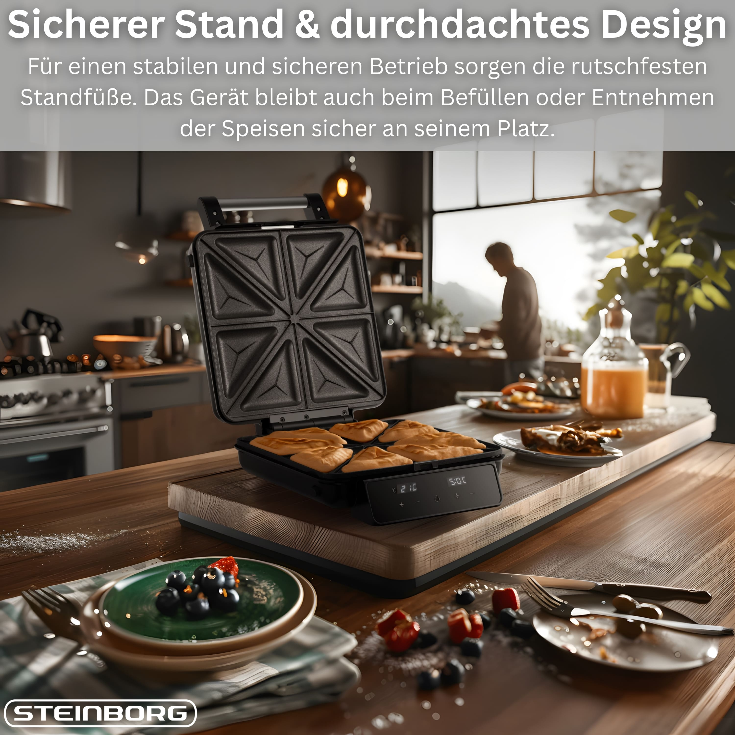 Ein Sandwichtoaster mit vier Sandwiches, Beeren und einem Glas Saft.