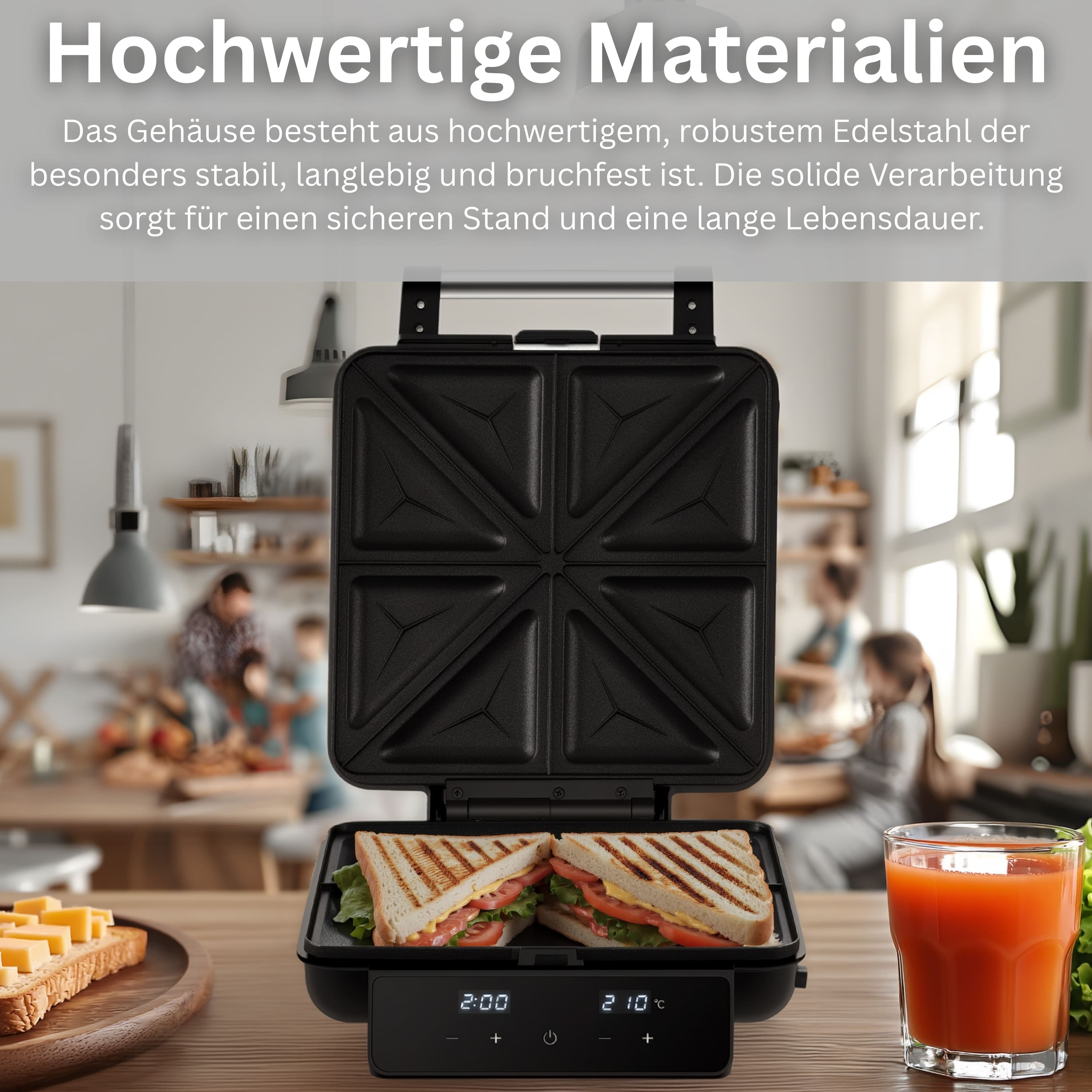 Ein geöffneter Sandwichmaker mit Sandwiches, daneben ein Glas Saft.