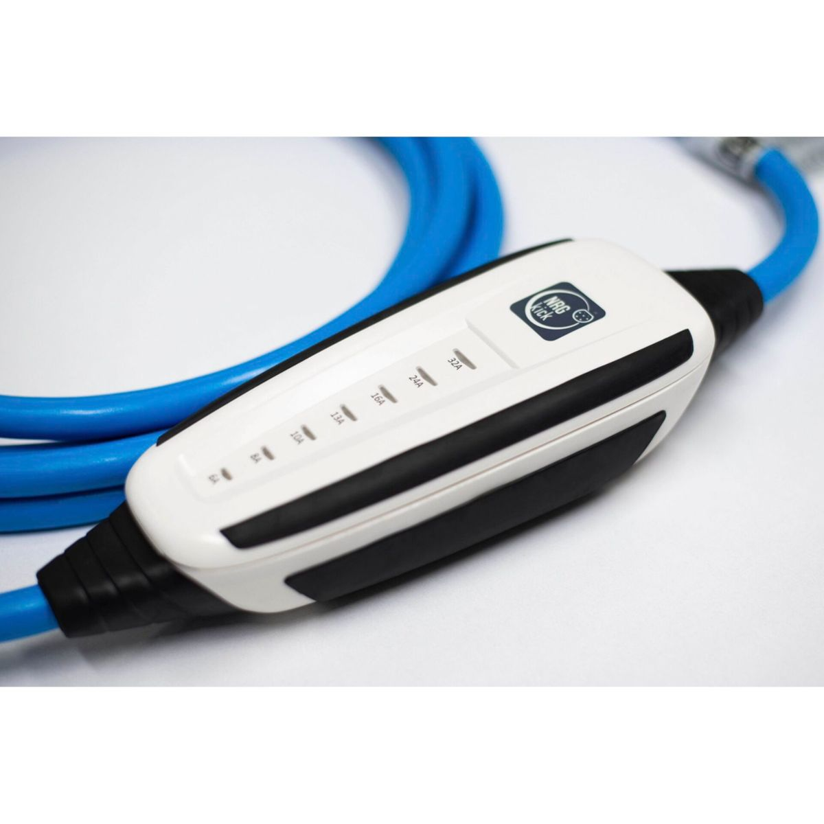 Ein blaues Kabel mit einem weißen und schwarzen Ladestecker von NRG Kick.