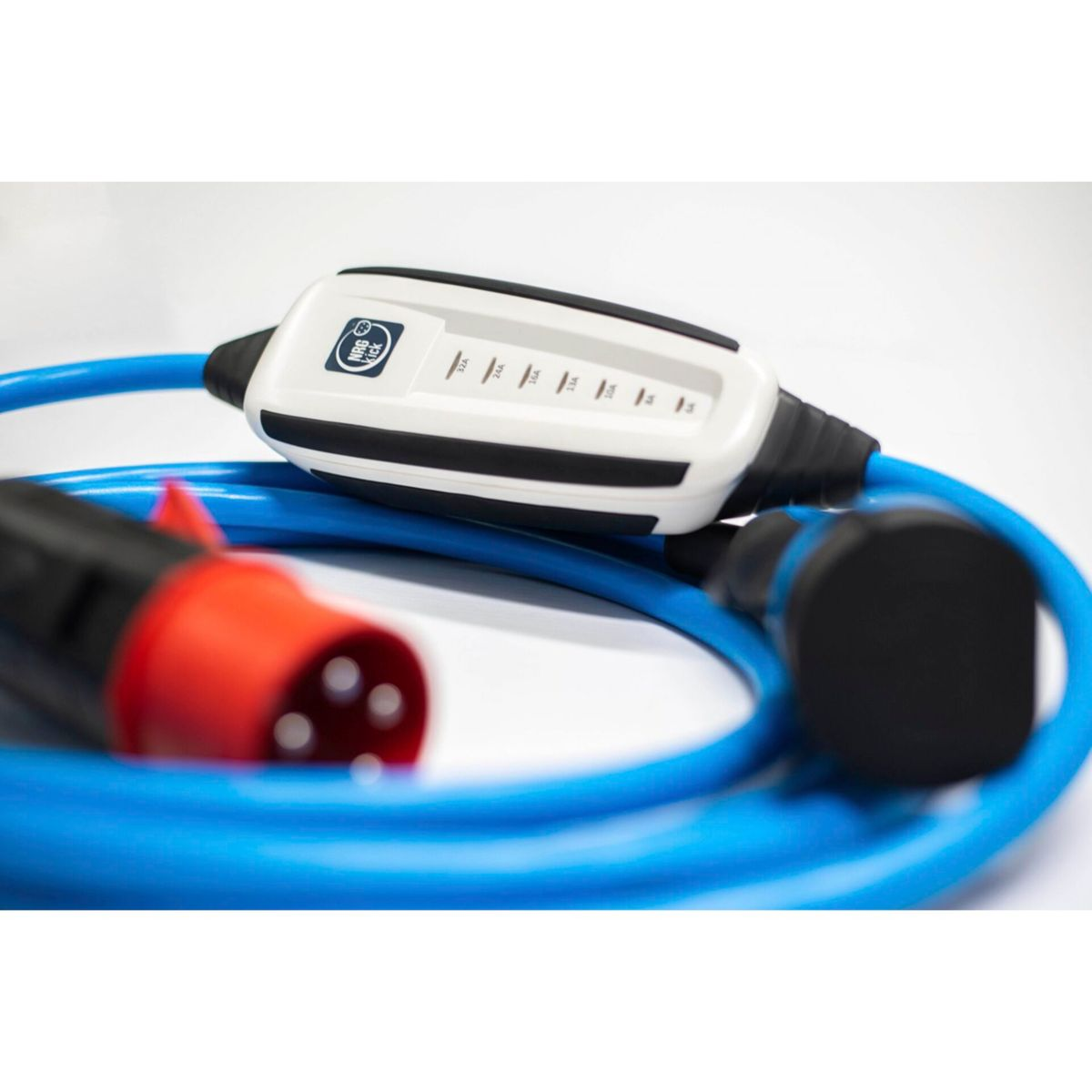 Ein blaues Ladekabel mit einem weißen Steuerkasten und roten und schwarzen Steckern.