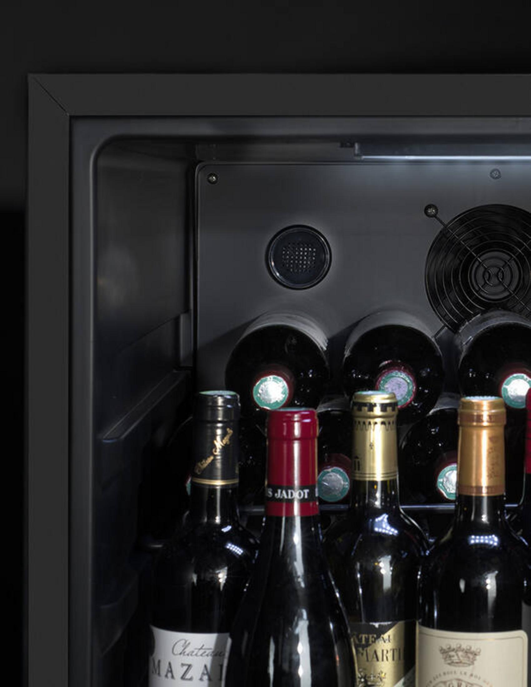 Weinregal mit mehreren dunklen Weinflaschen, einige mit goldenen oder roten Kapseln.