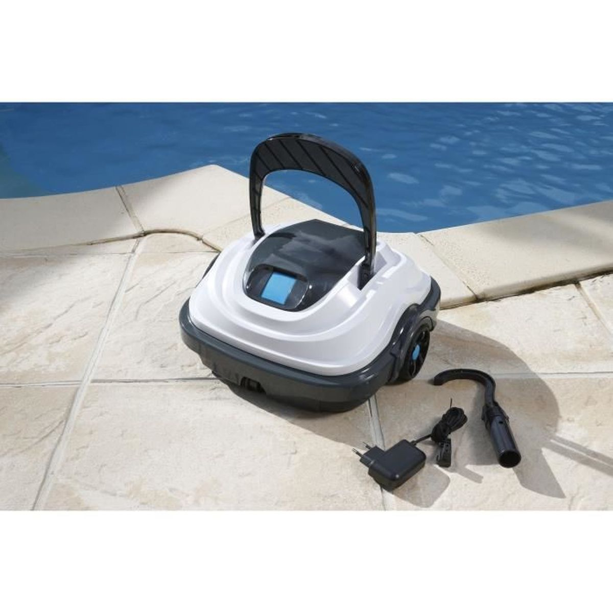 Ein weißer Poolroboter mit schwarzem Griff steht am Beckenrand auf beiger Fliese.