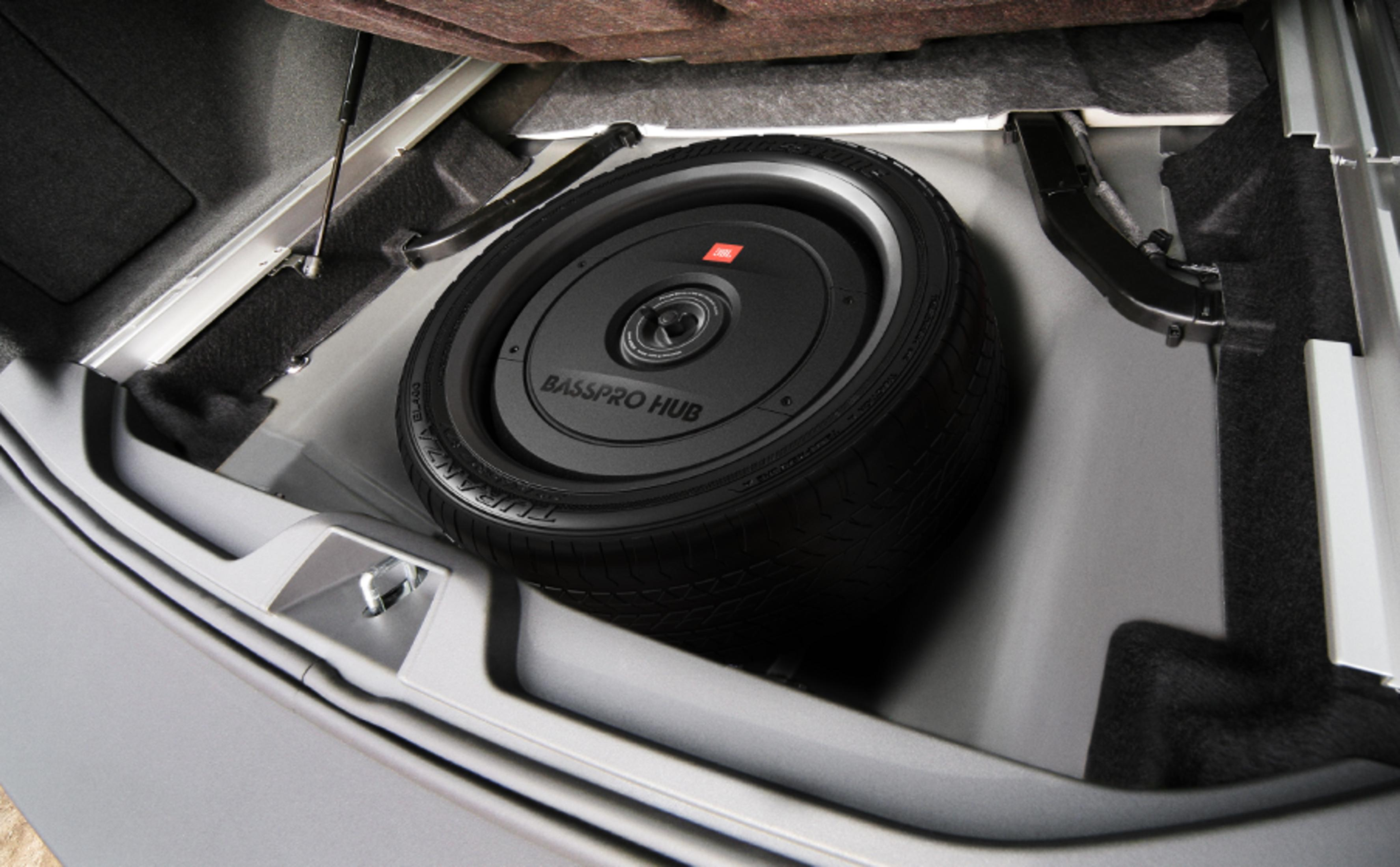 Un subwoofer rotondo nel bagagliaio di un'auto.