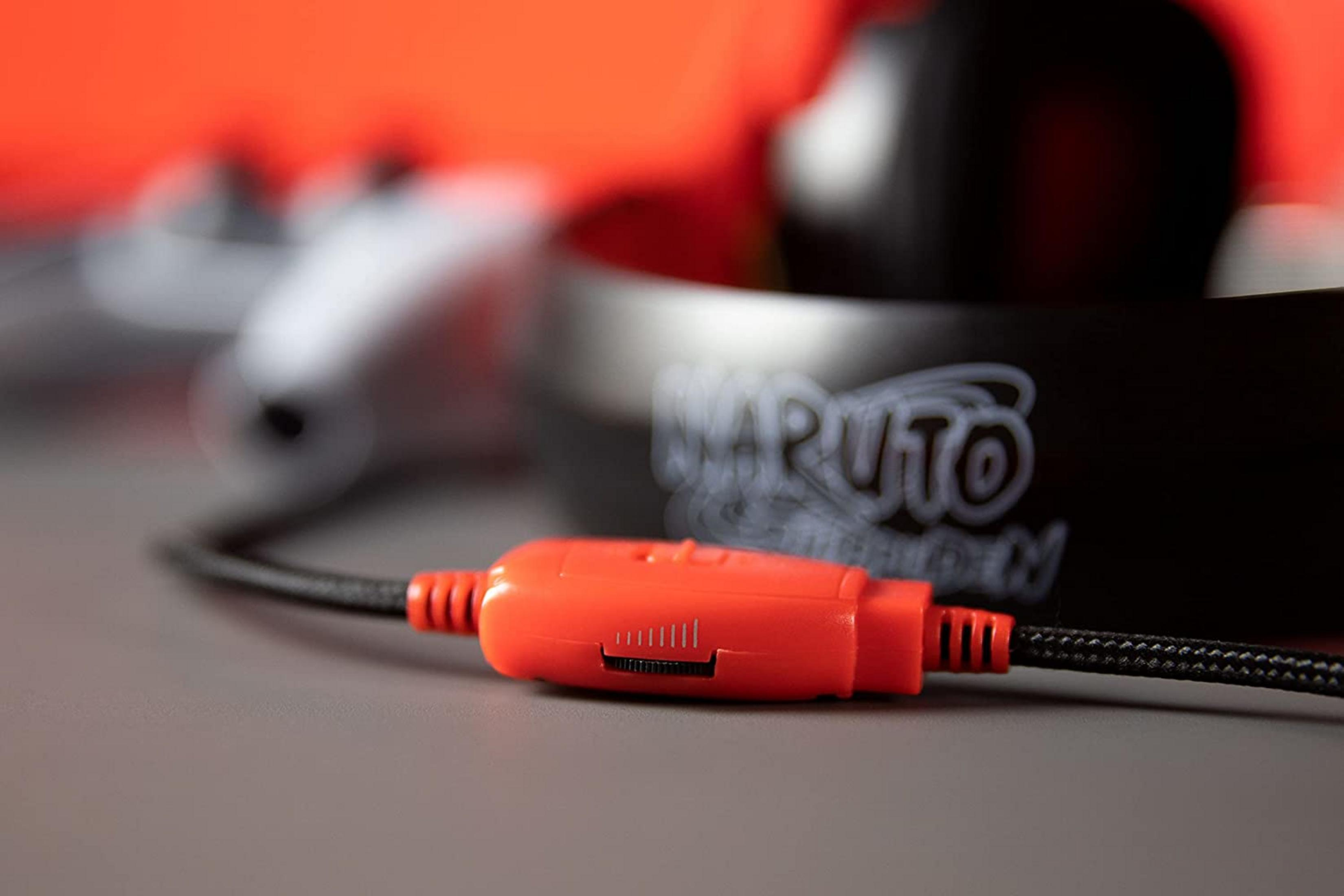 Controllo volume arancione su cavo nero, logo Naruto sullo sfondo.
