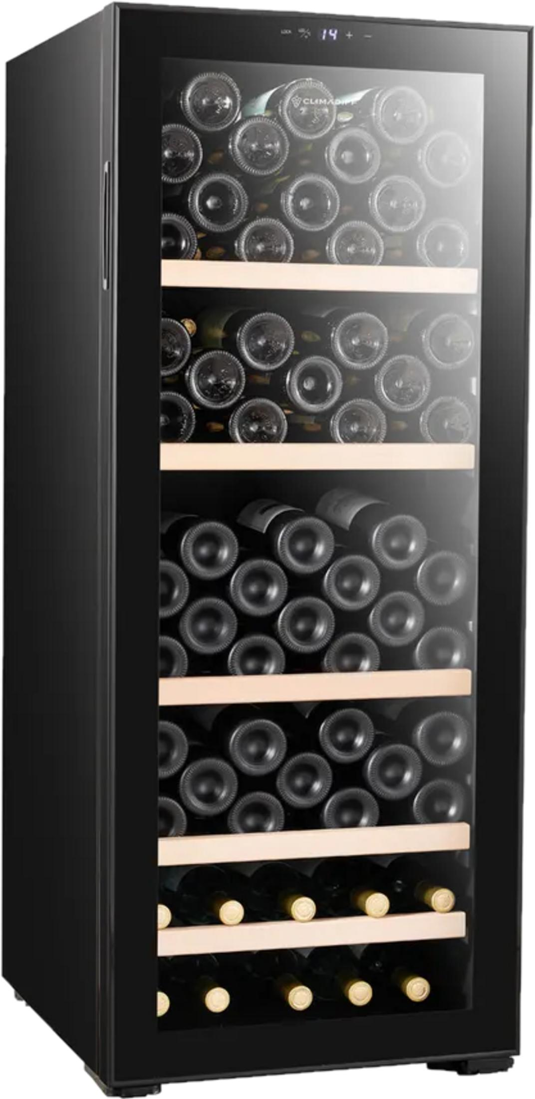 Schwarzer Weinkühlschrank mit Glastür, gefüllt mit vielen Weinflaschen auf Holzregalen.