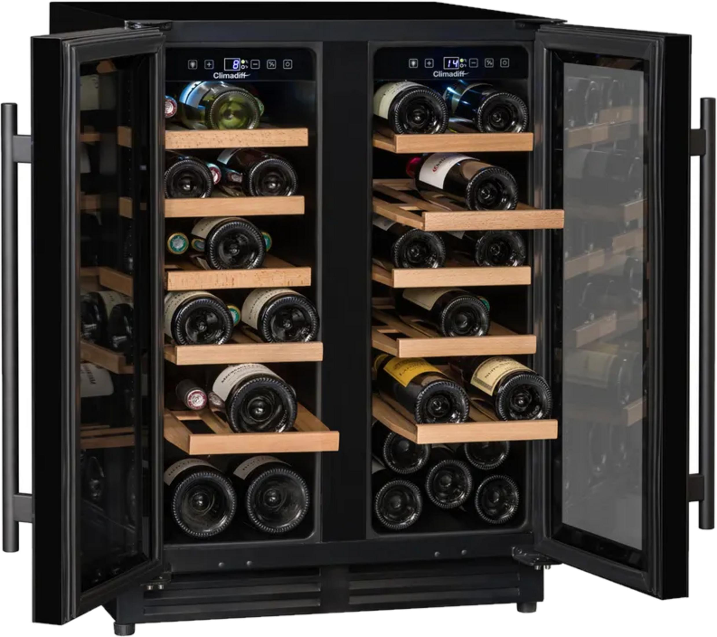 Ein schwarzer Weinkühlschrank mit Glastüren, gefüllt mit Weinflaschen auf Holzregalen.