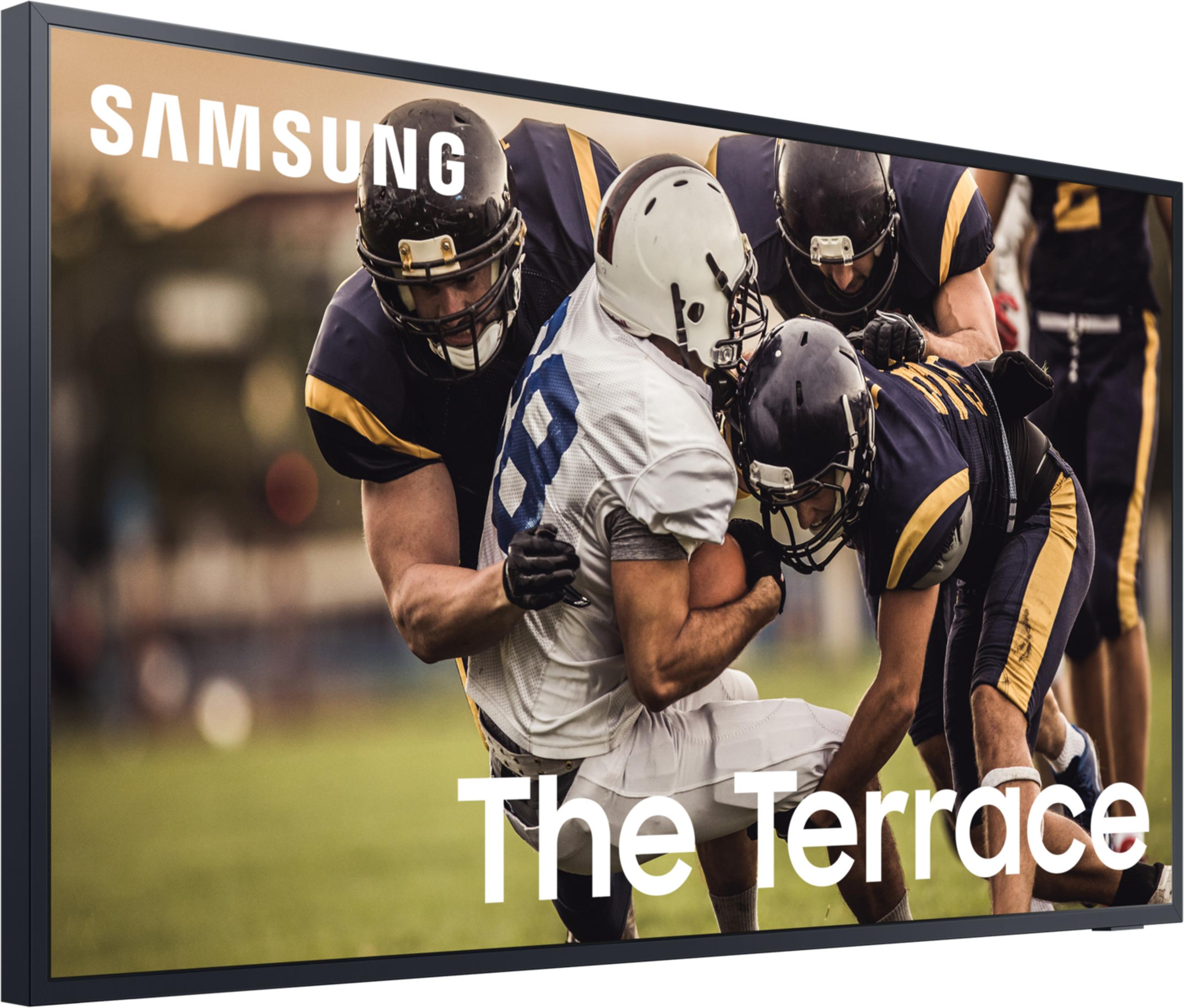 Piłkarze futbolu amerykanskiego w akcji, logo Samsung "The Terrace" na ekranie.