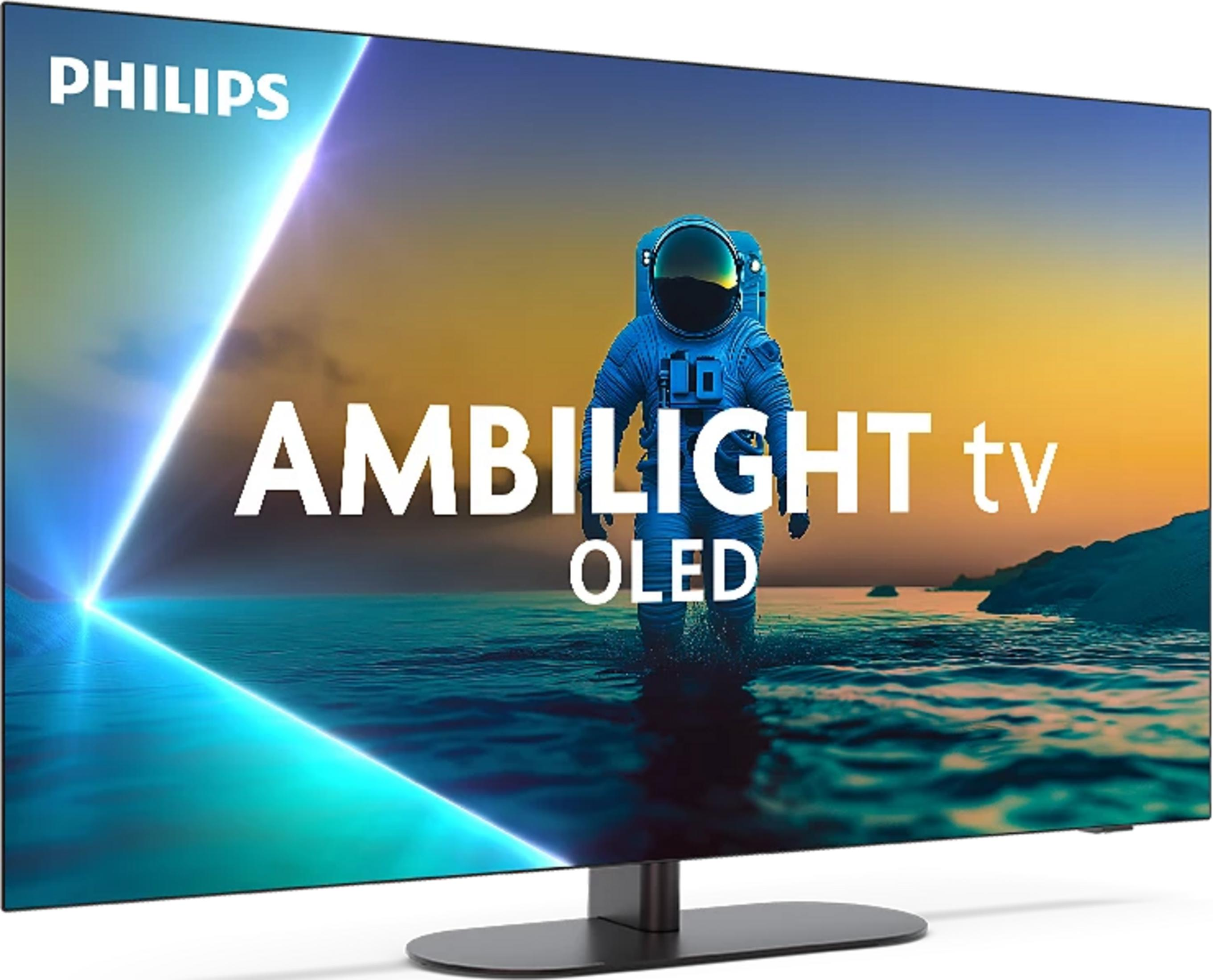 Astronauta stoi w wodzie przed zachodem słońca. Telewizor Philips Ambilight OLED.
