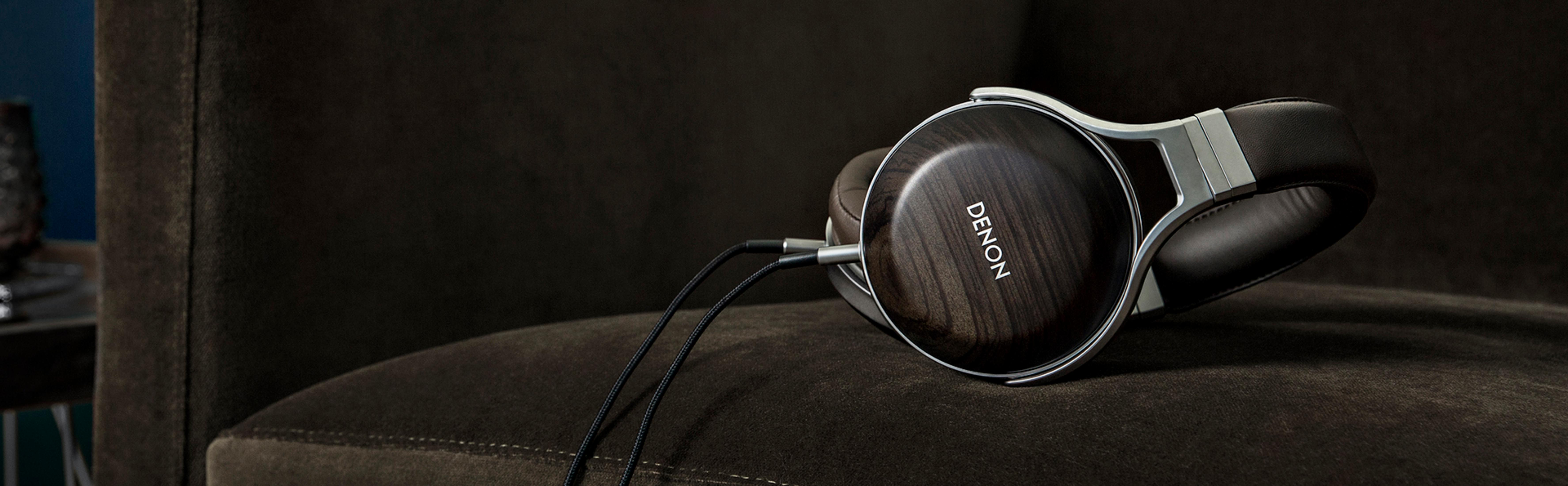 Cuffie Denon marroni con venature di legno su tessuto scuro.